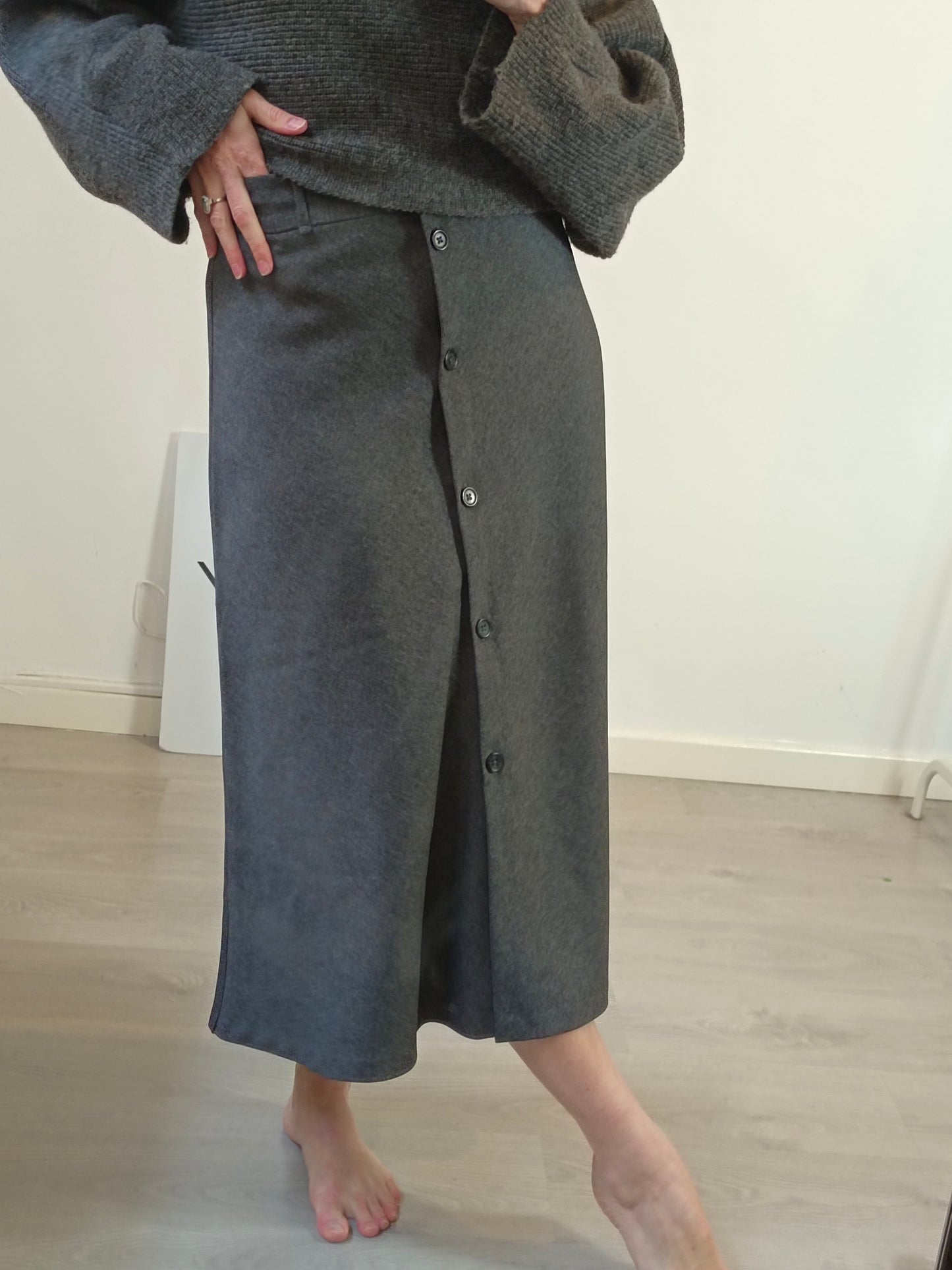 MANGO. Falda midi gris abotonada T.m
