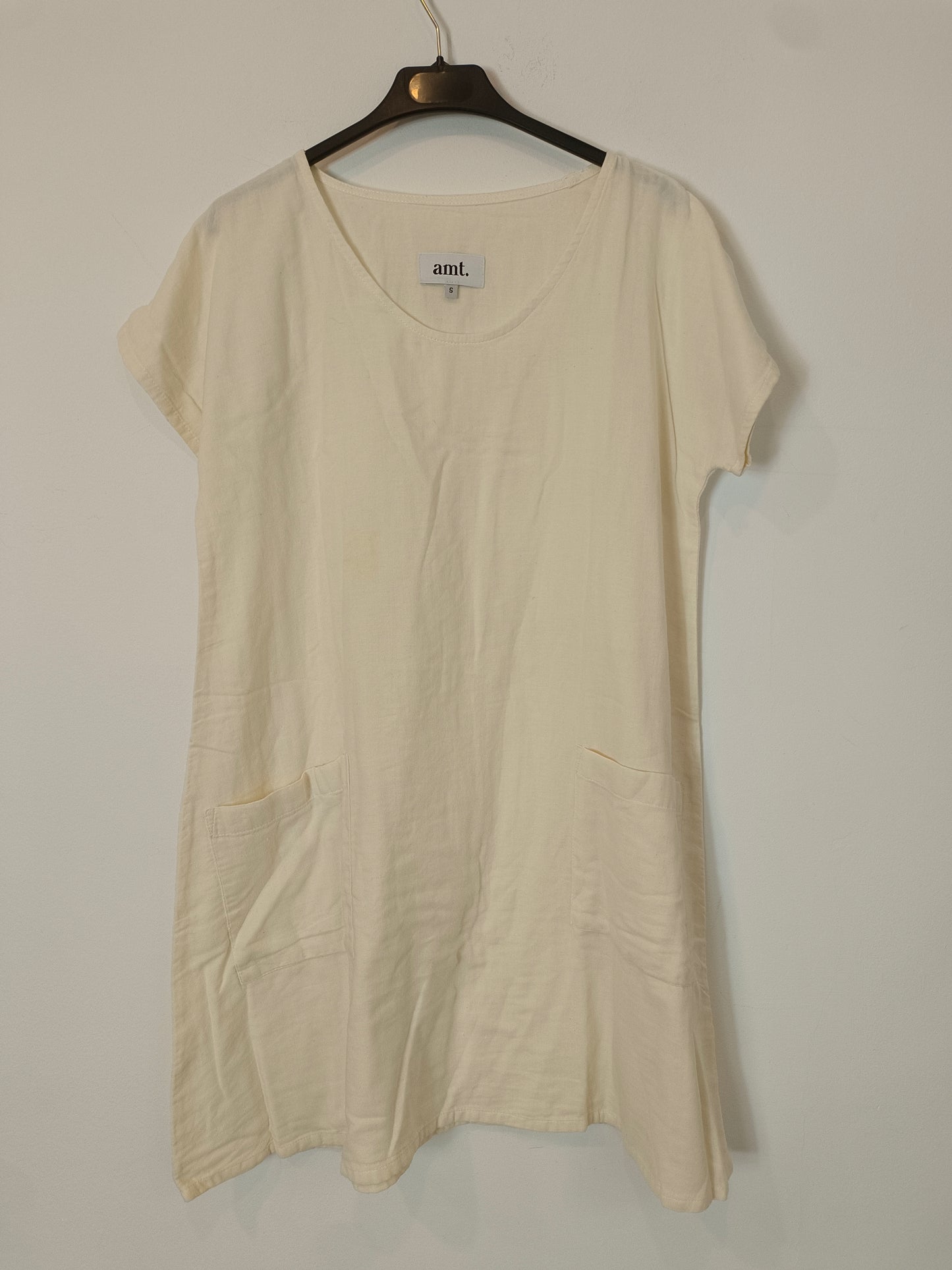 AMT. Beige dress with Ts pockets