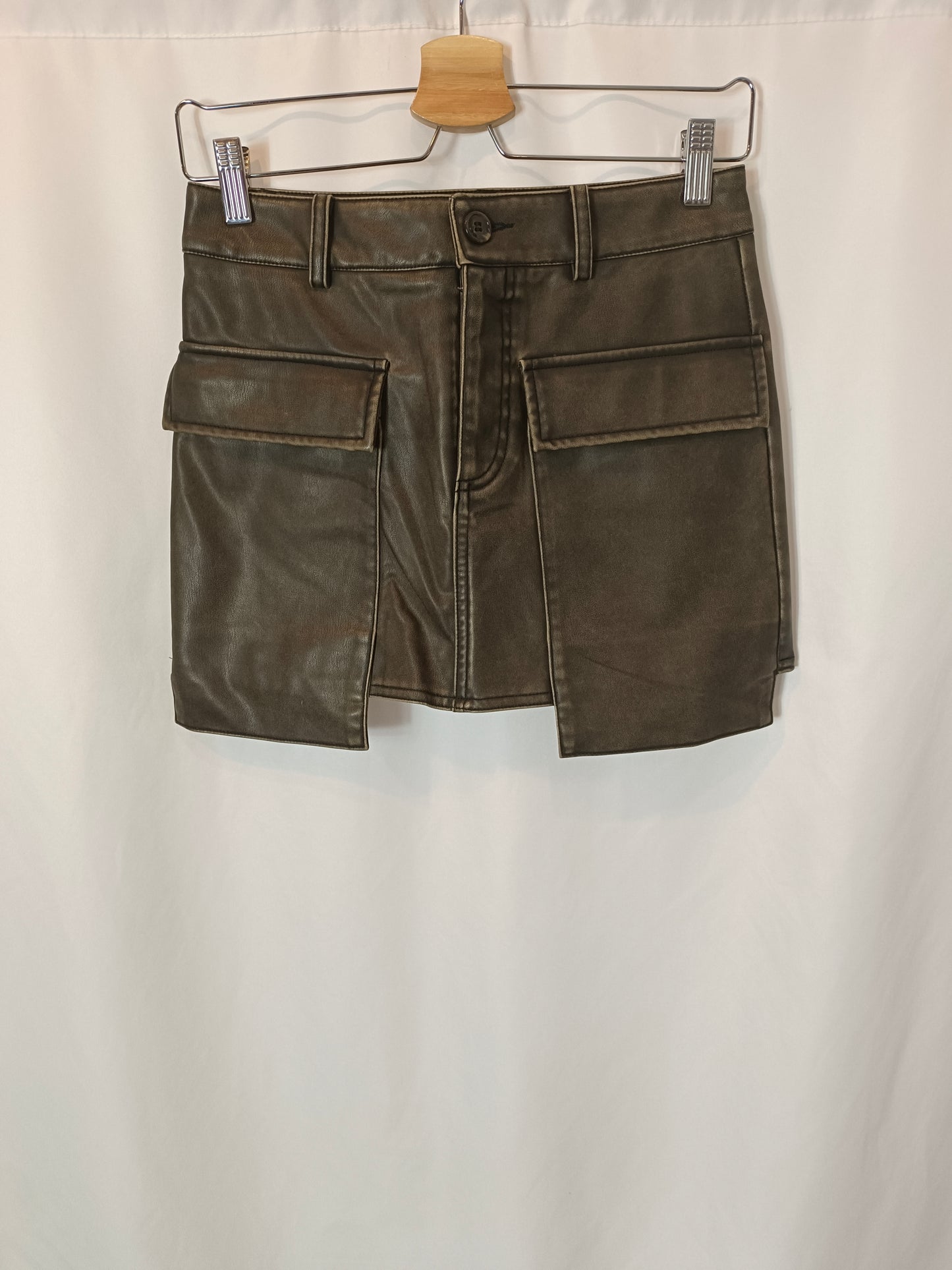 PULL&amp;BEAR. Worn-effect faux leather skirt T.xs