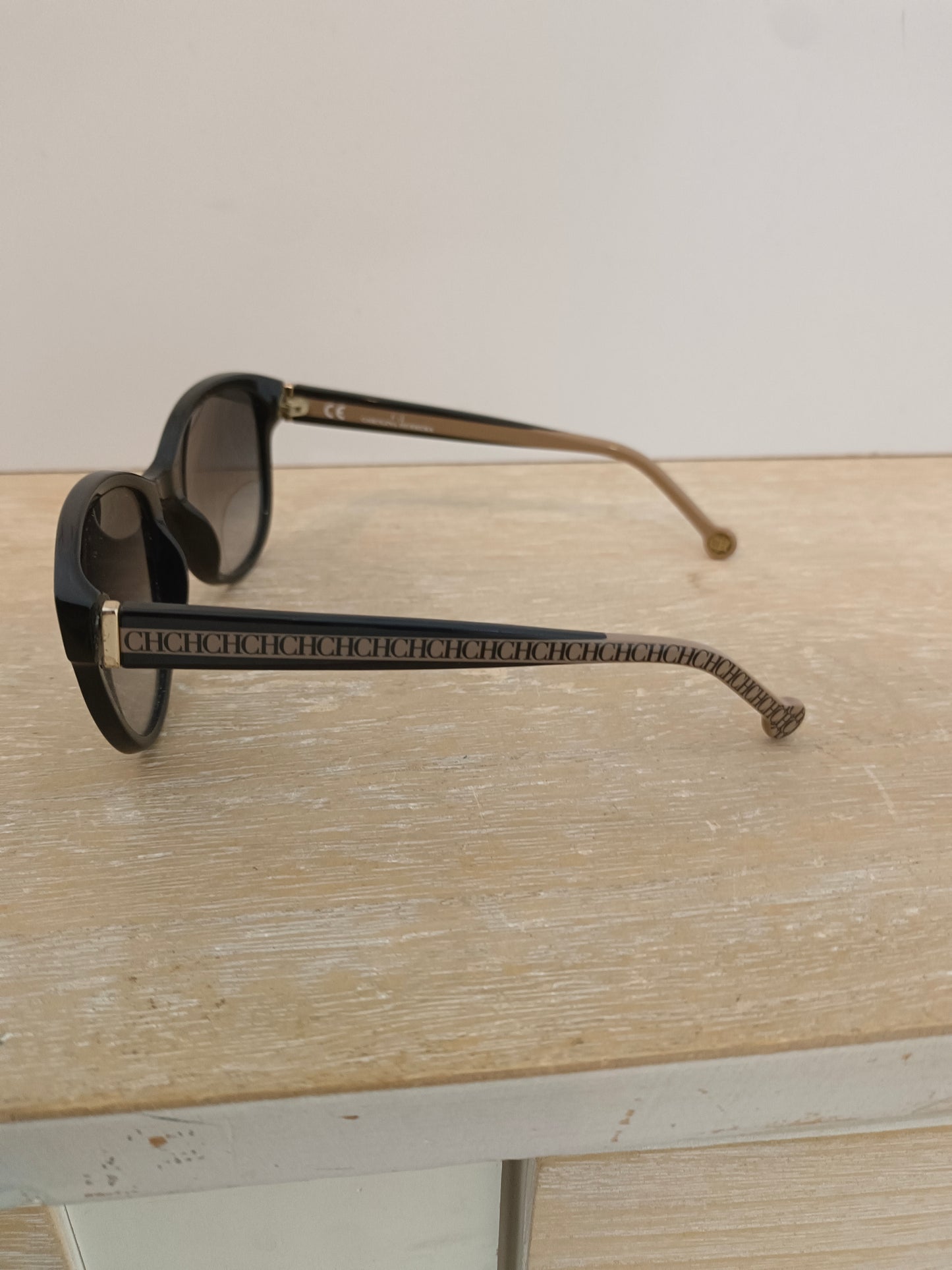 CAROLINA HERRERA. Gafas de sol detalle logo patillas