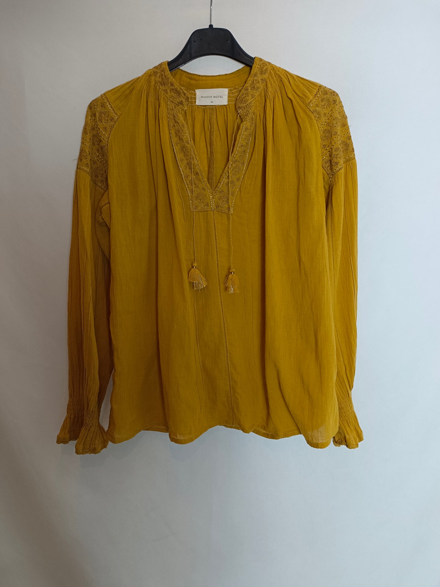 MAISON HOTEL. Blusa mostaza bordada T.xs