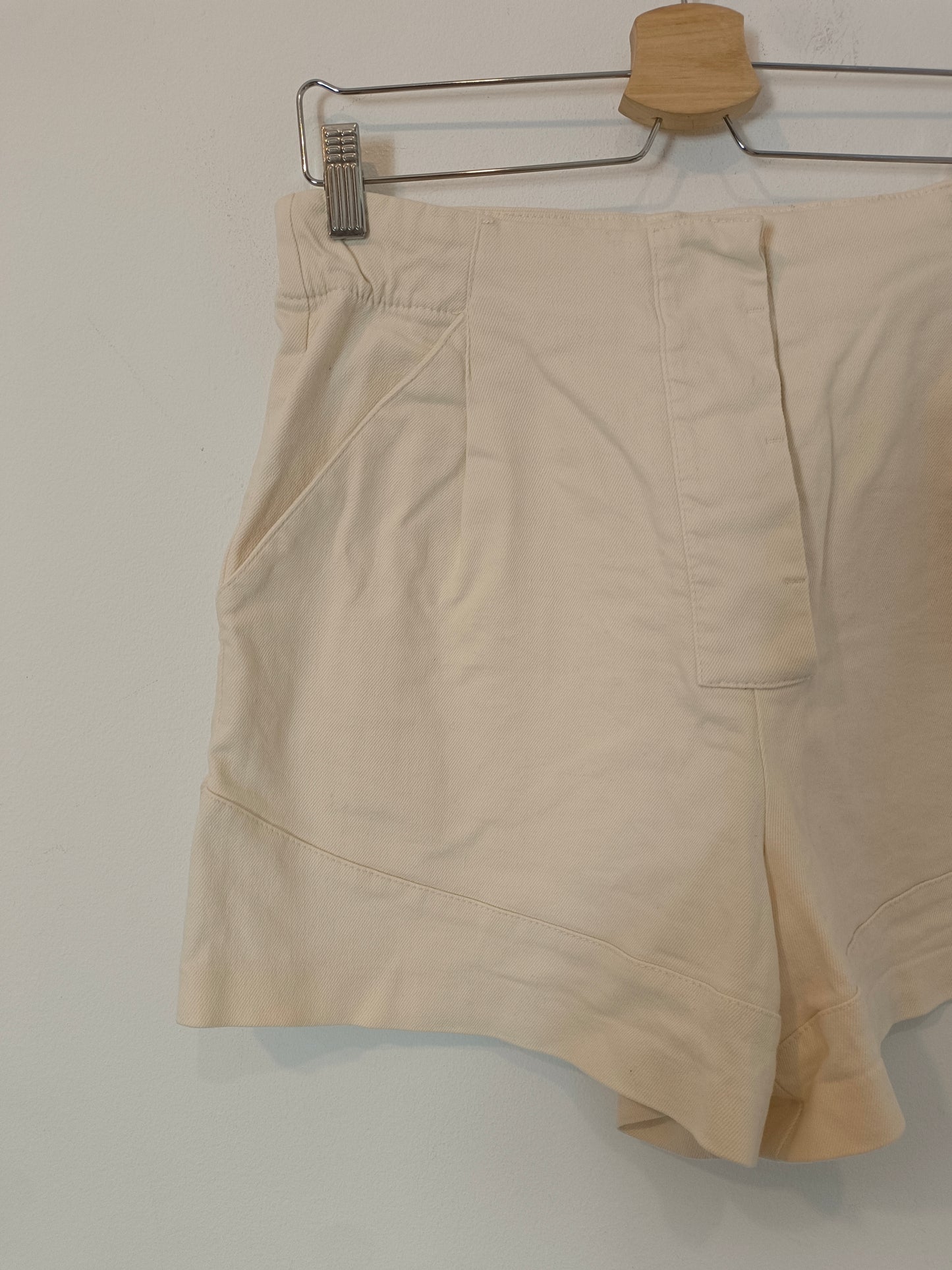 ZARA. Beige denim shorts TL