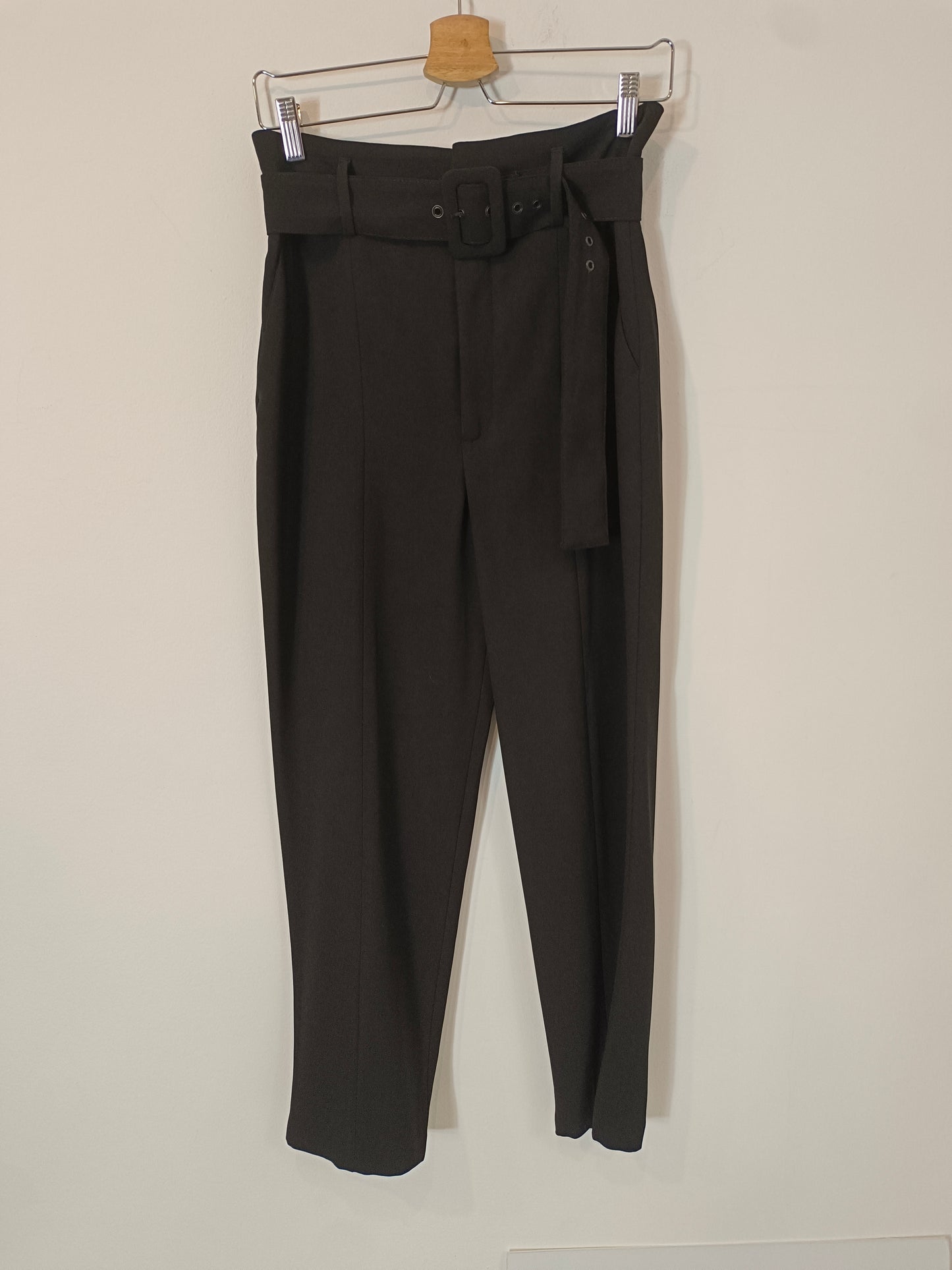 ZARA. Pantalón negro cinturón T.m