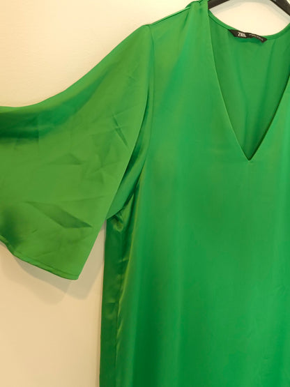ZARA. Vestido satinado verde T.l