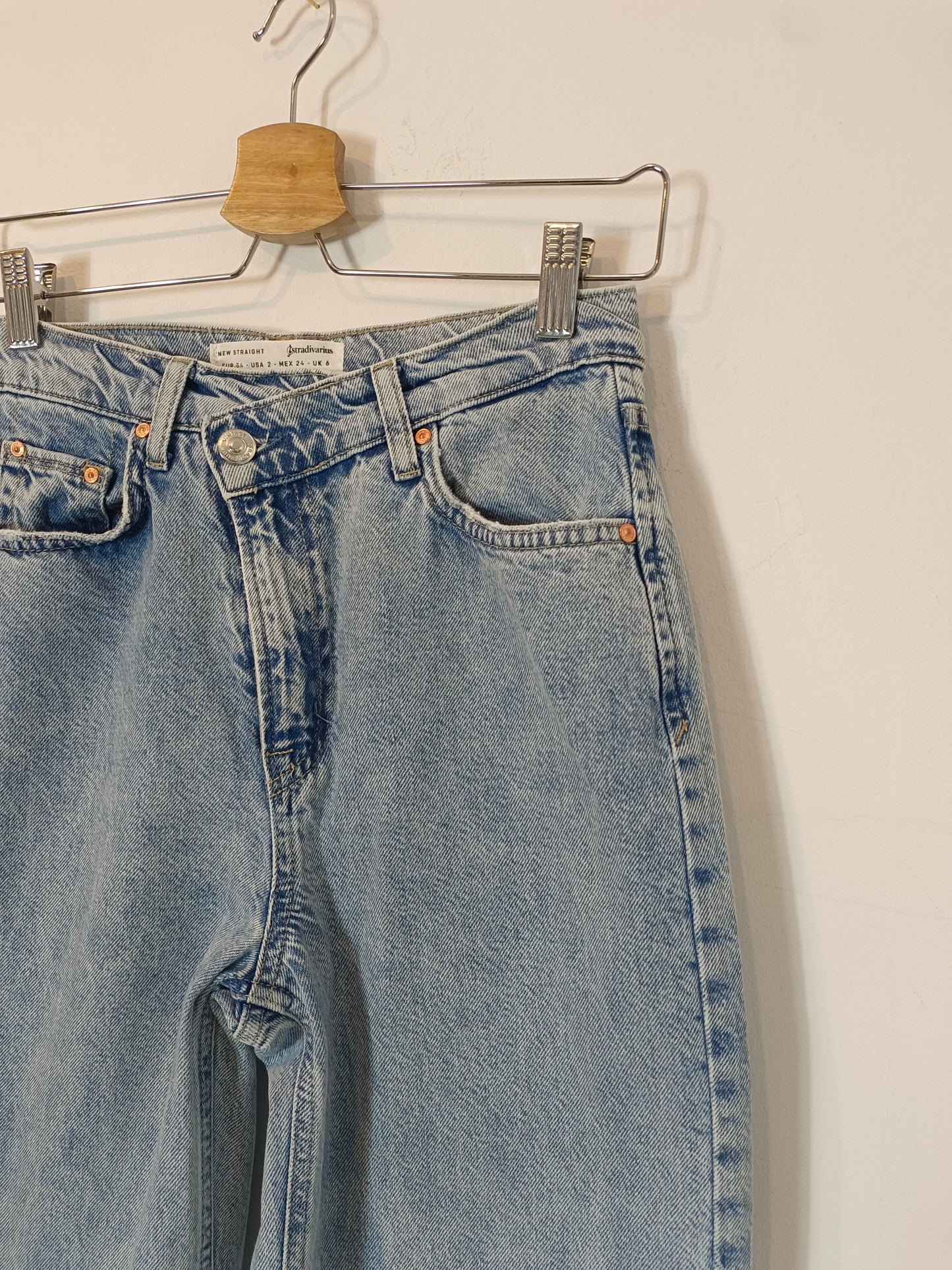 STRADIVARIUS. Pantalón recto denim T.34