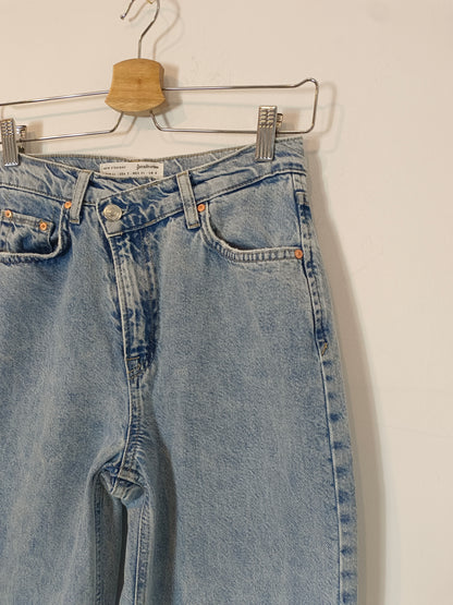 STRADIVARIUS. Pantalón recto denim T.34