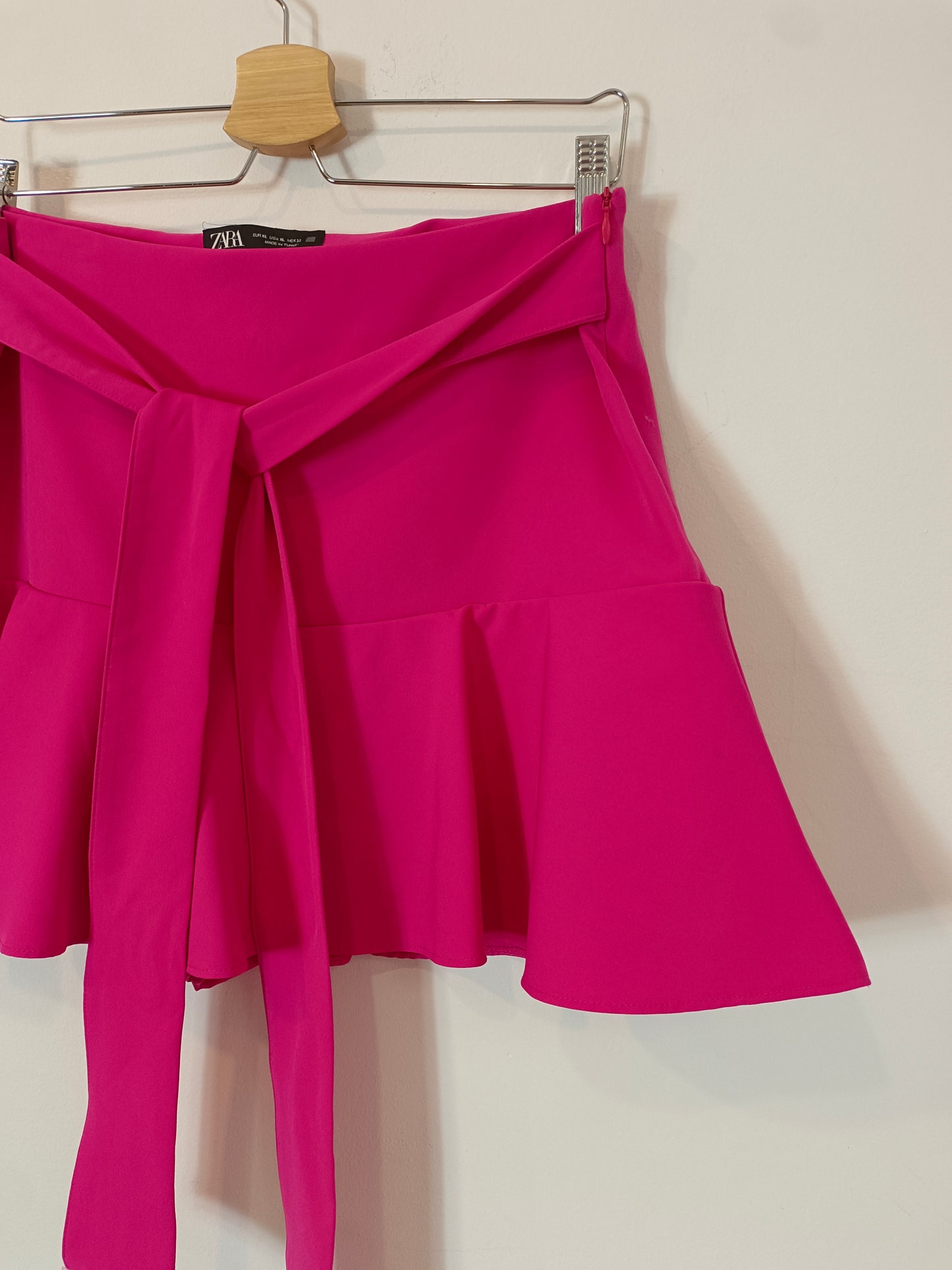 ZARA. Short pink ruffled skirt, size XL