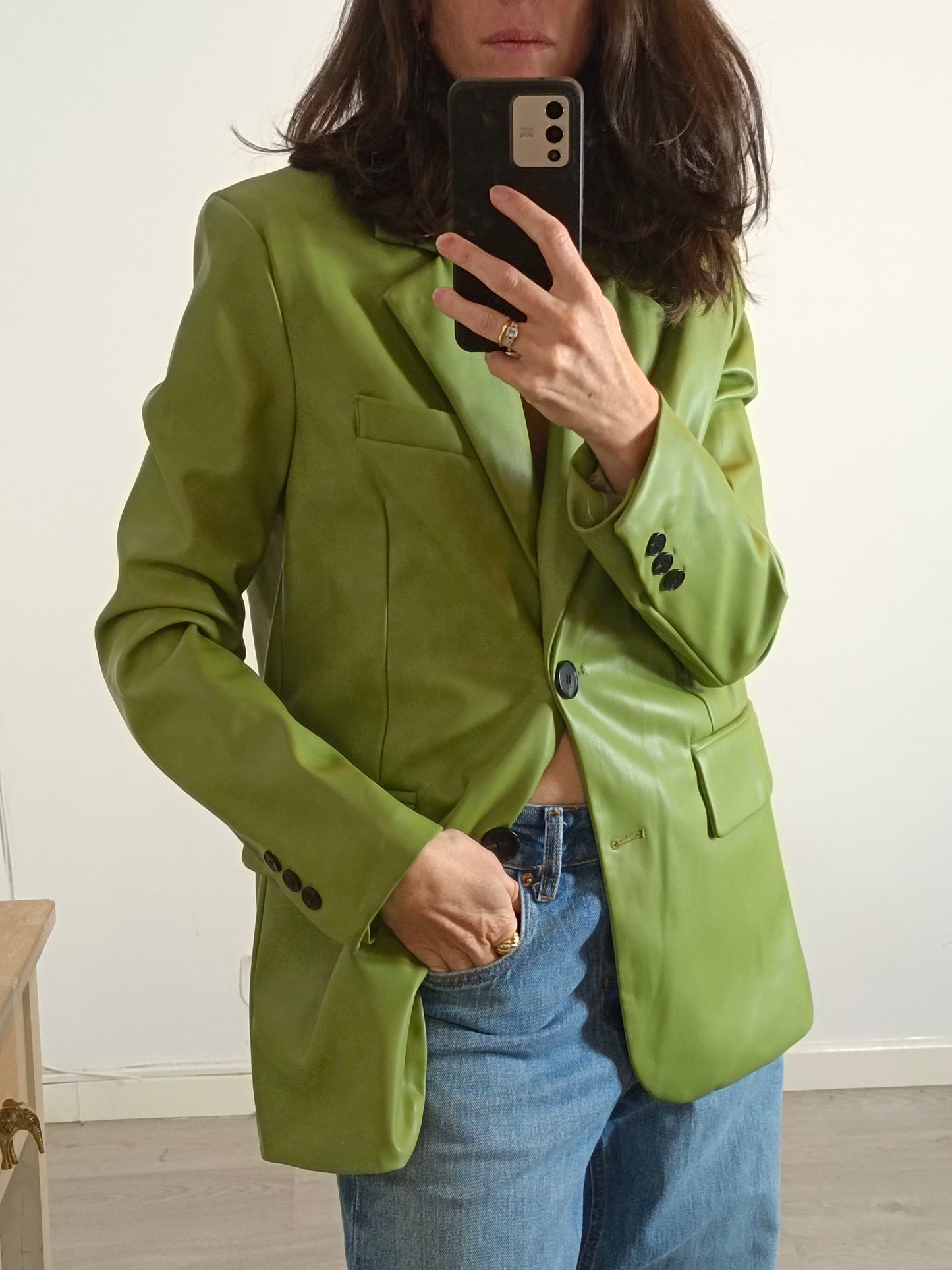 BERSHKA. Blazer verde efecto piel  T.xs
