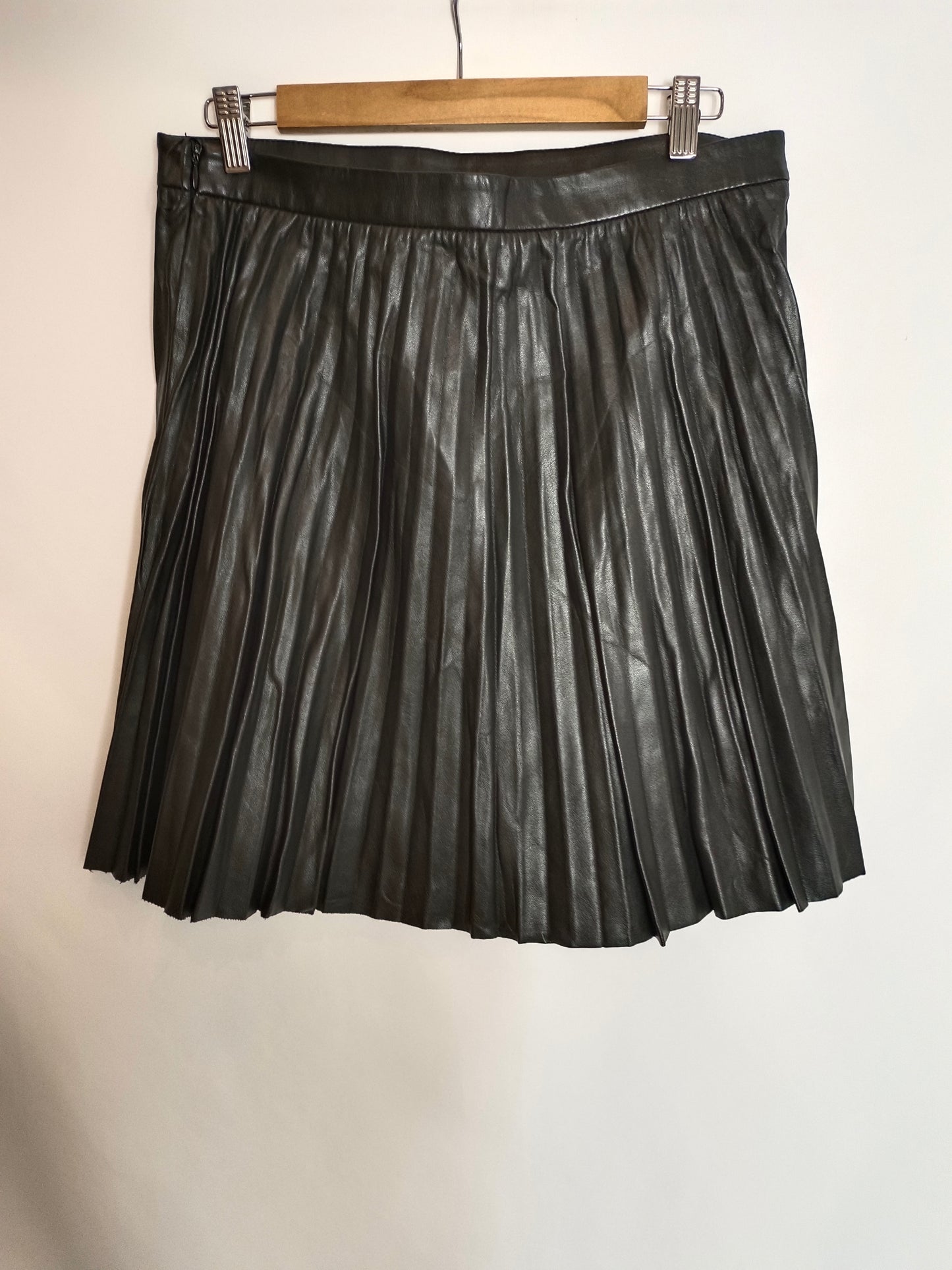 MANGO. Falda plisada efecto piel T.l