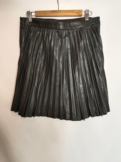 MANGO. Falda plisada efecto piel T.l