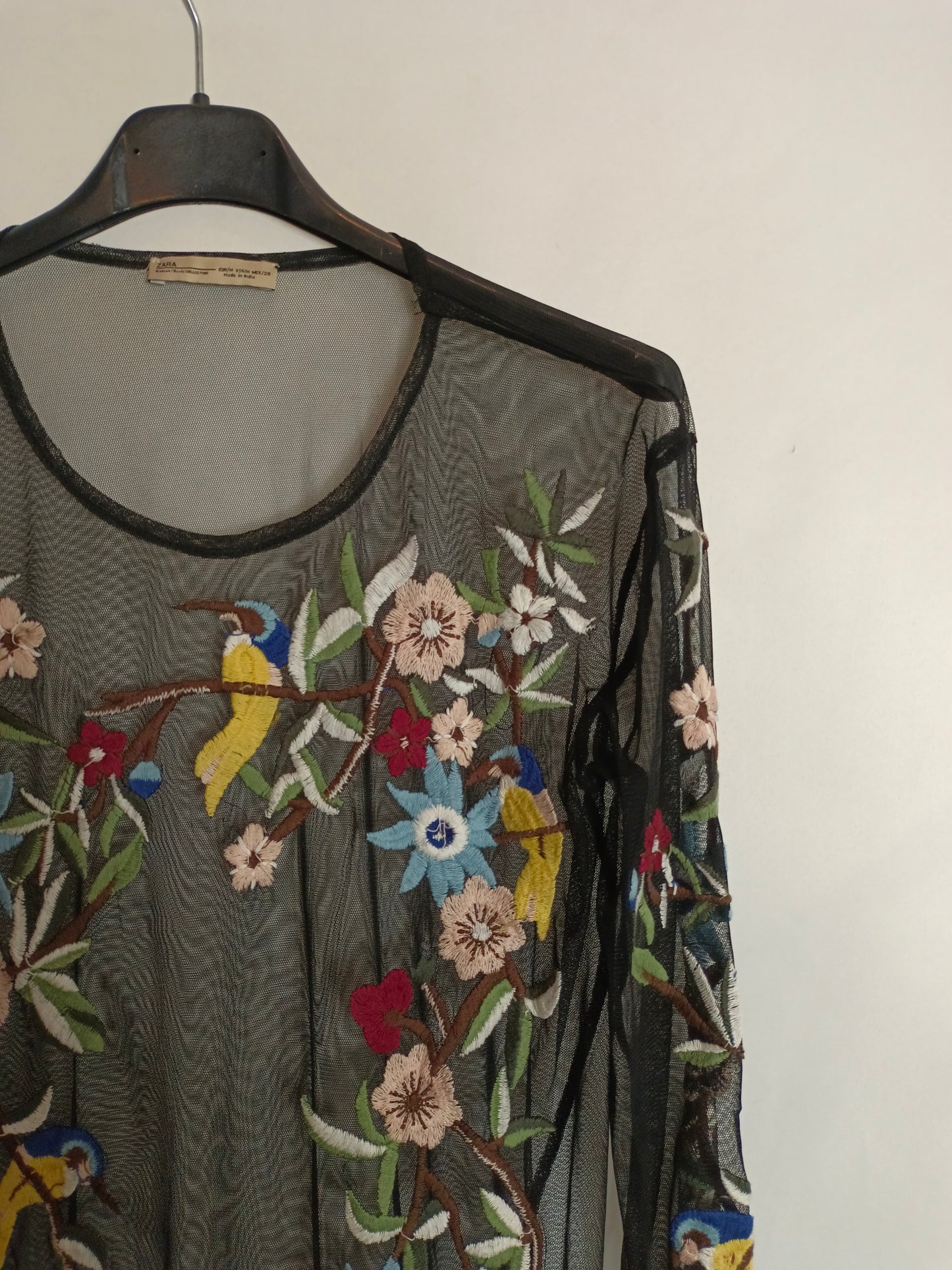 ZARA. Top negro rejilla bordado T.m