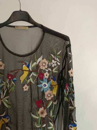 ZARA. Top negro rejilla bordado T.m