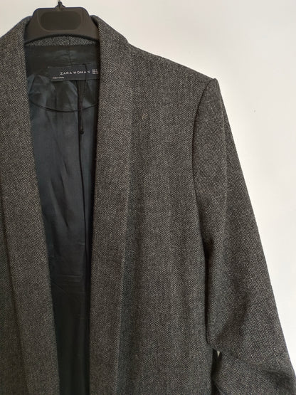 ZARA. Blazer gris espiga T.m