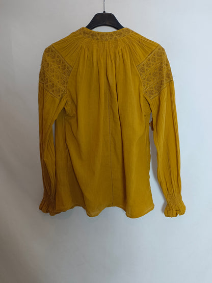 MAISON HOTEL. Blusa mostaza bordada T.xs