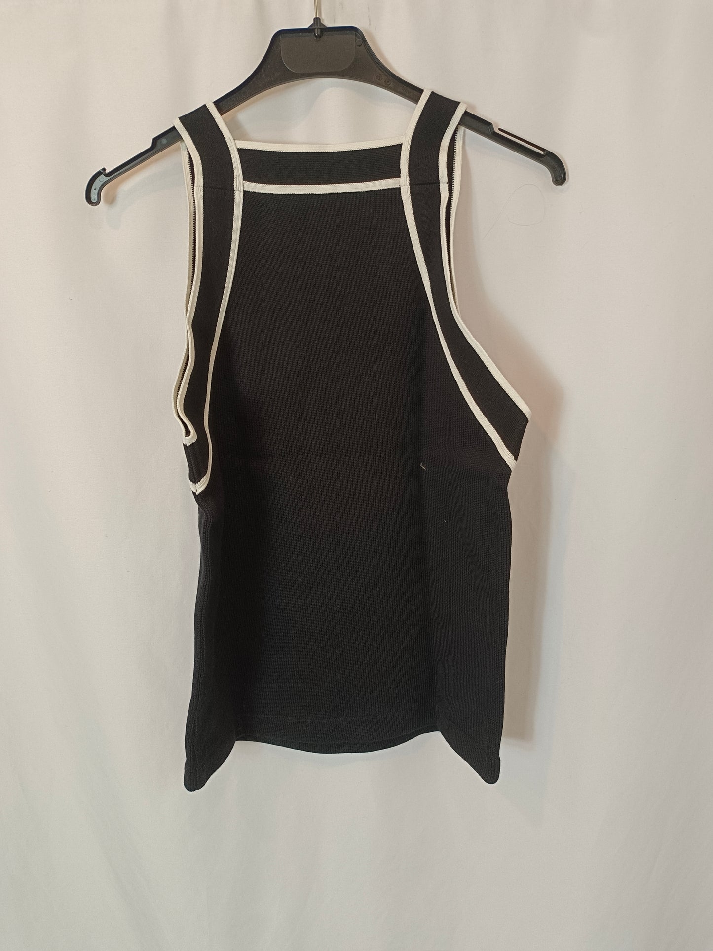 MASSIMO DUTTI. Top negro ribete blanco T.s