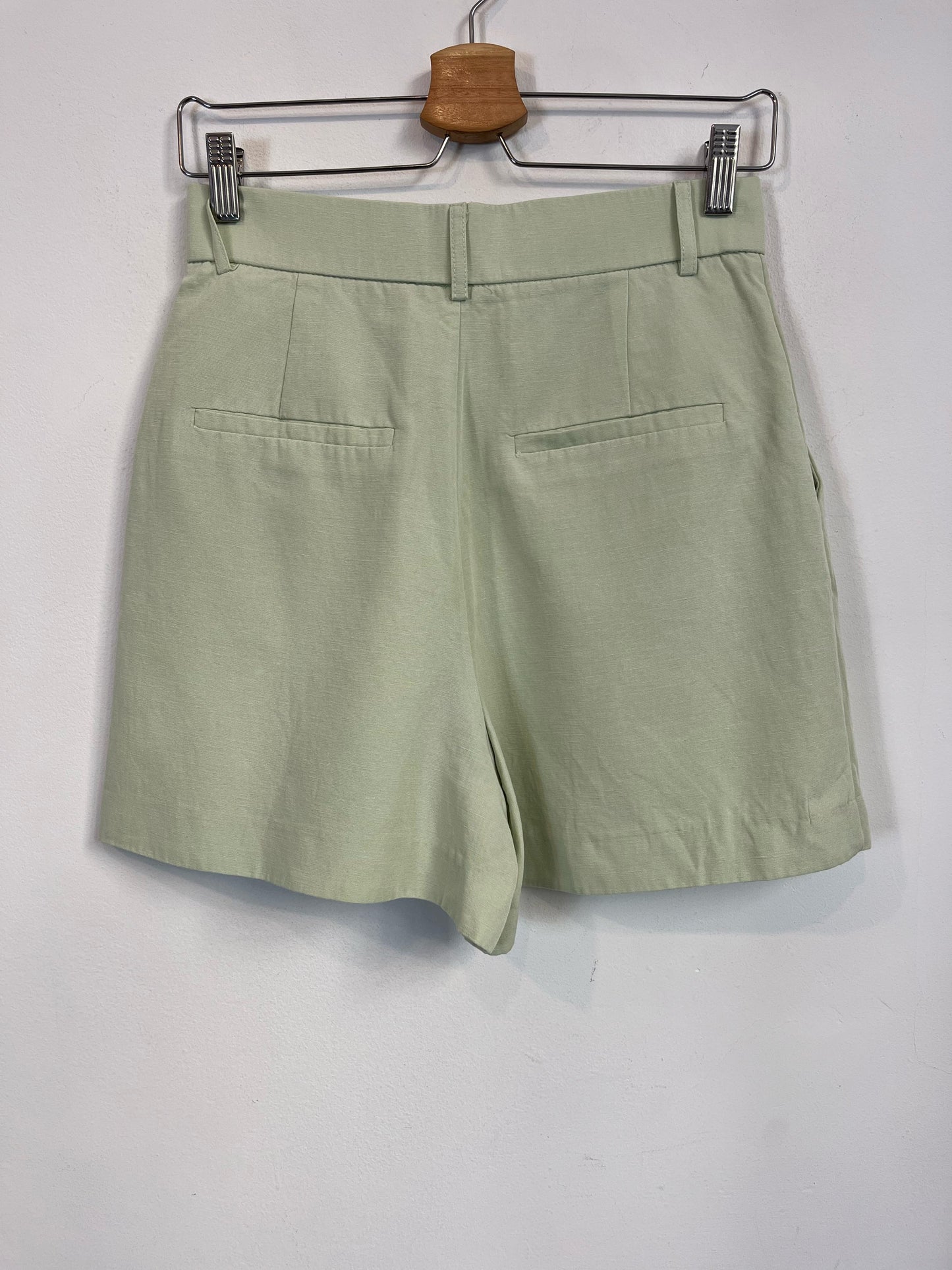 ZARA. pantalón corto verde palo T.s
