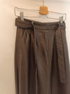 MANGO. Pantalón marrón efecto piel T.34