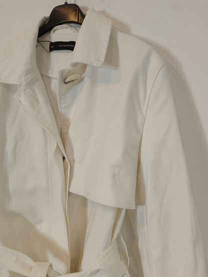 SFERA. Gabardina blanca con cinturón T.s