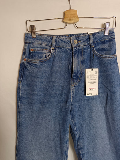 ZARA. Pantalón vaquero recto T.36
