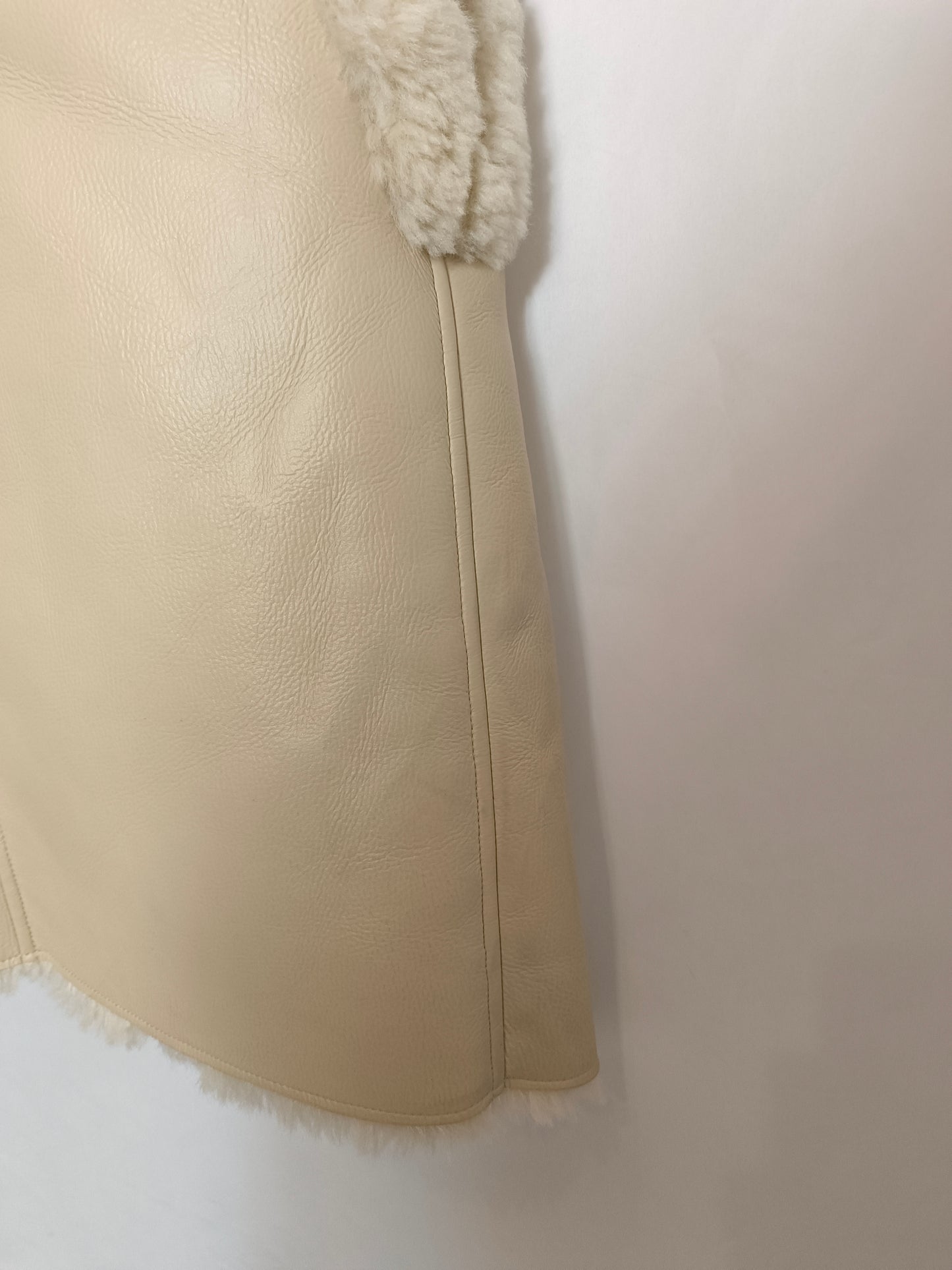 ADOLFO DOMINGUEZ. Chaleco beige borrego T.s