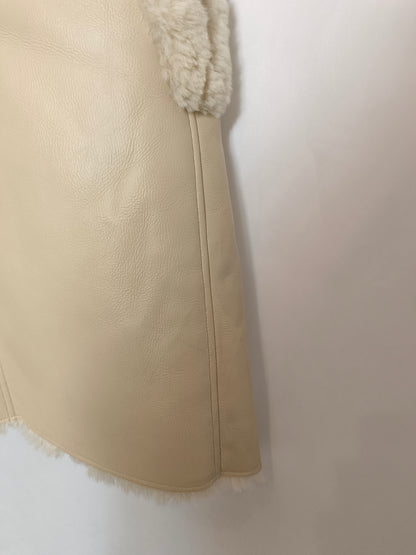 ADOLFO DOMINGUEZ. Chaleco beige borrego T.s