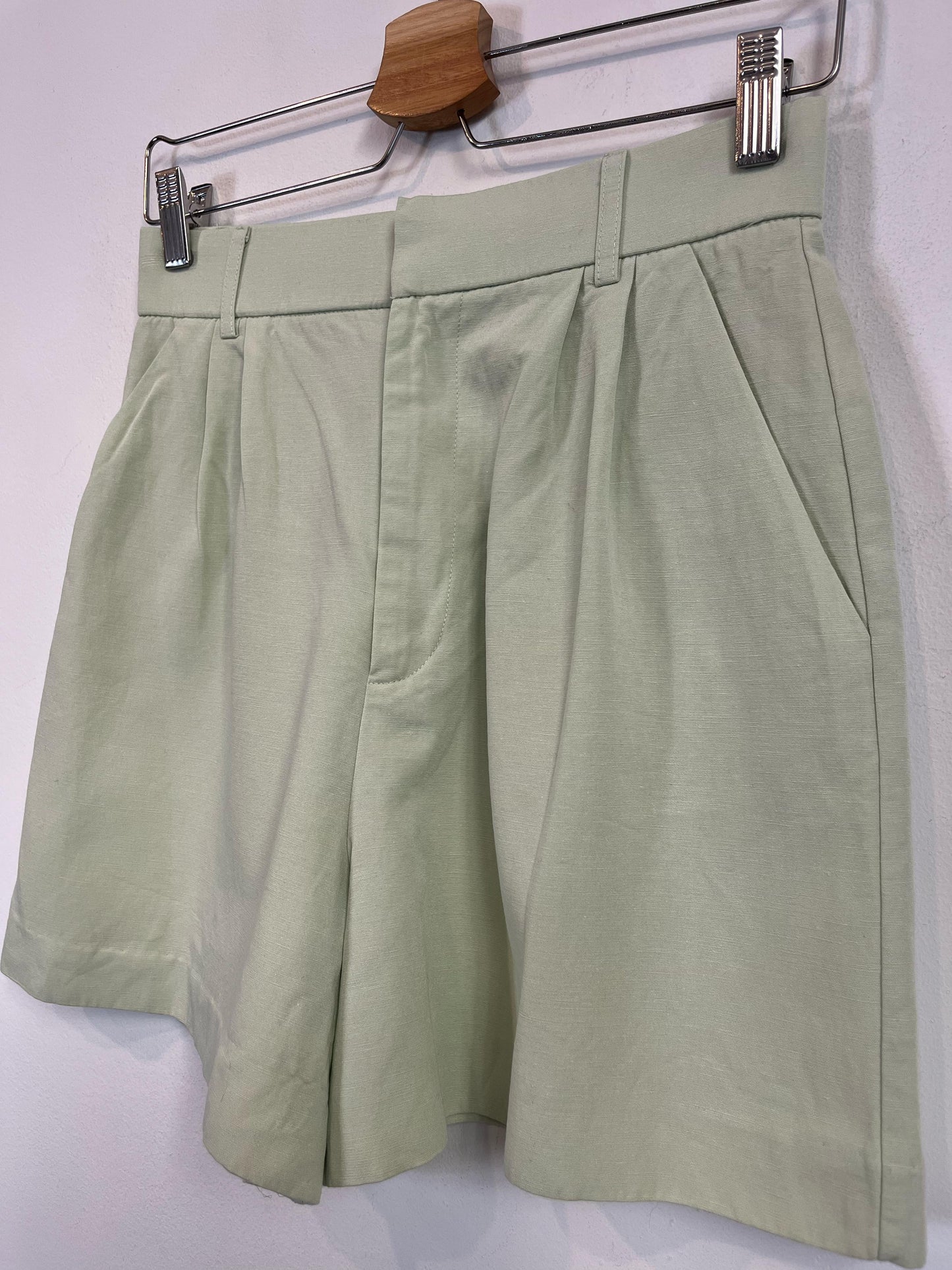 ZARA. pantalón corto verde palo T.s