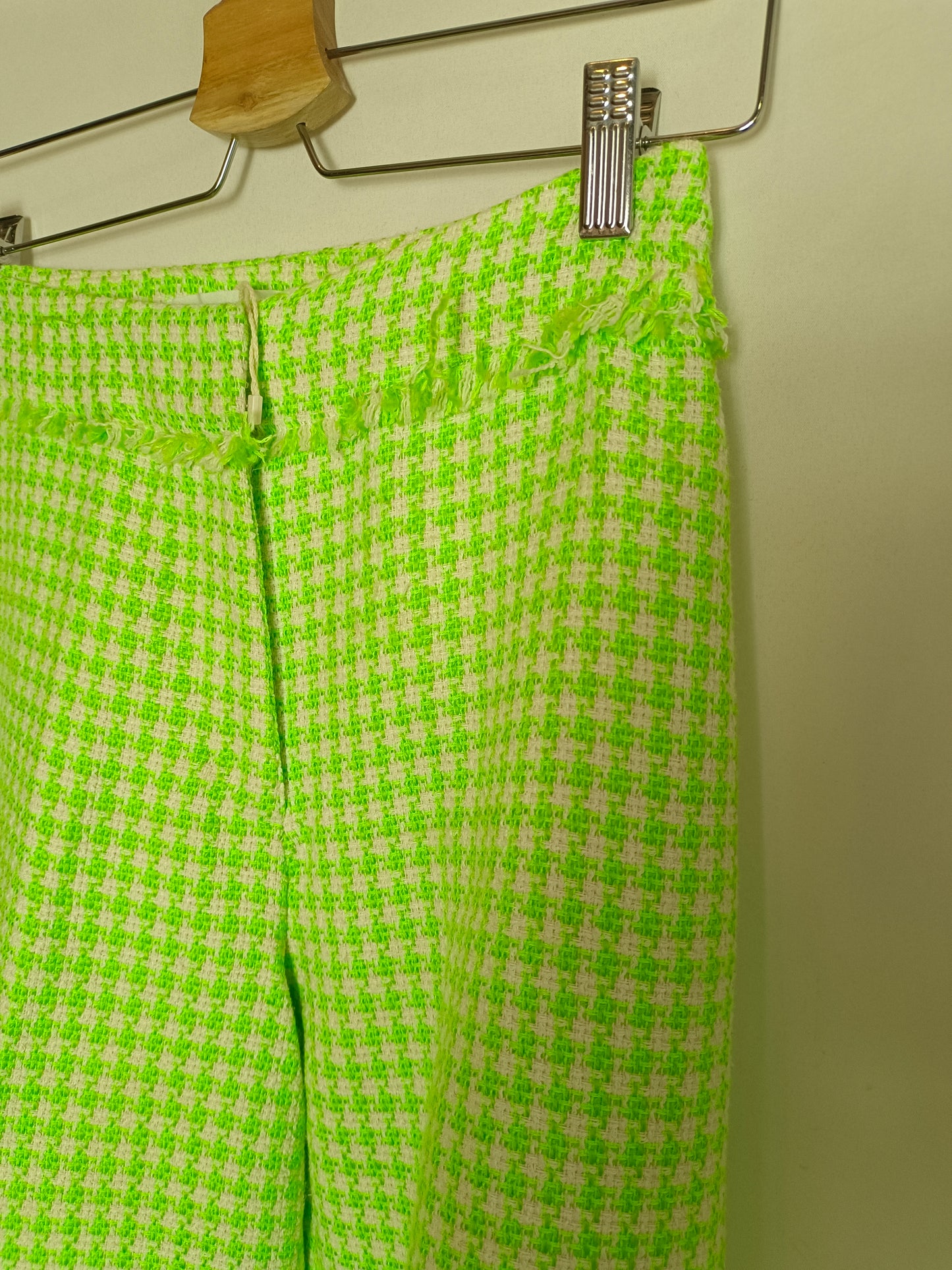 MANGO. Pantalón tweed verde y beige T.36
