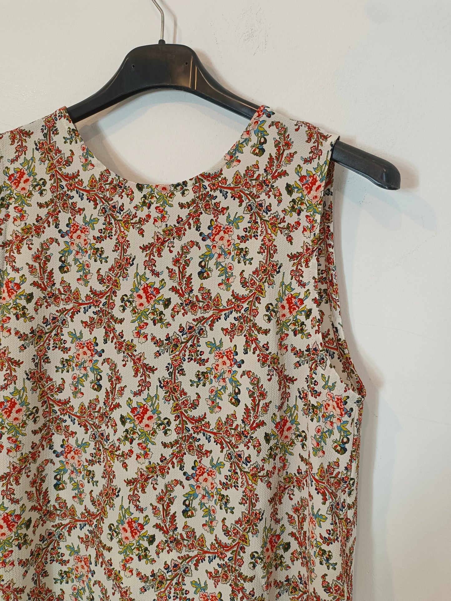 MANGO. White top with red flower print T.xs