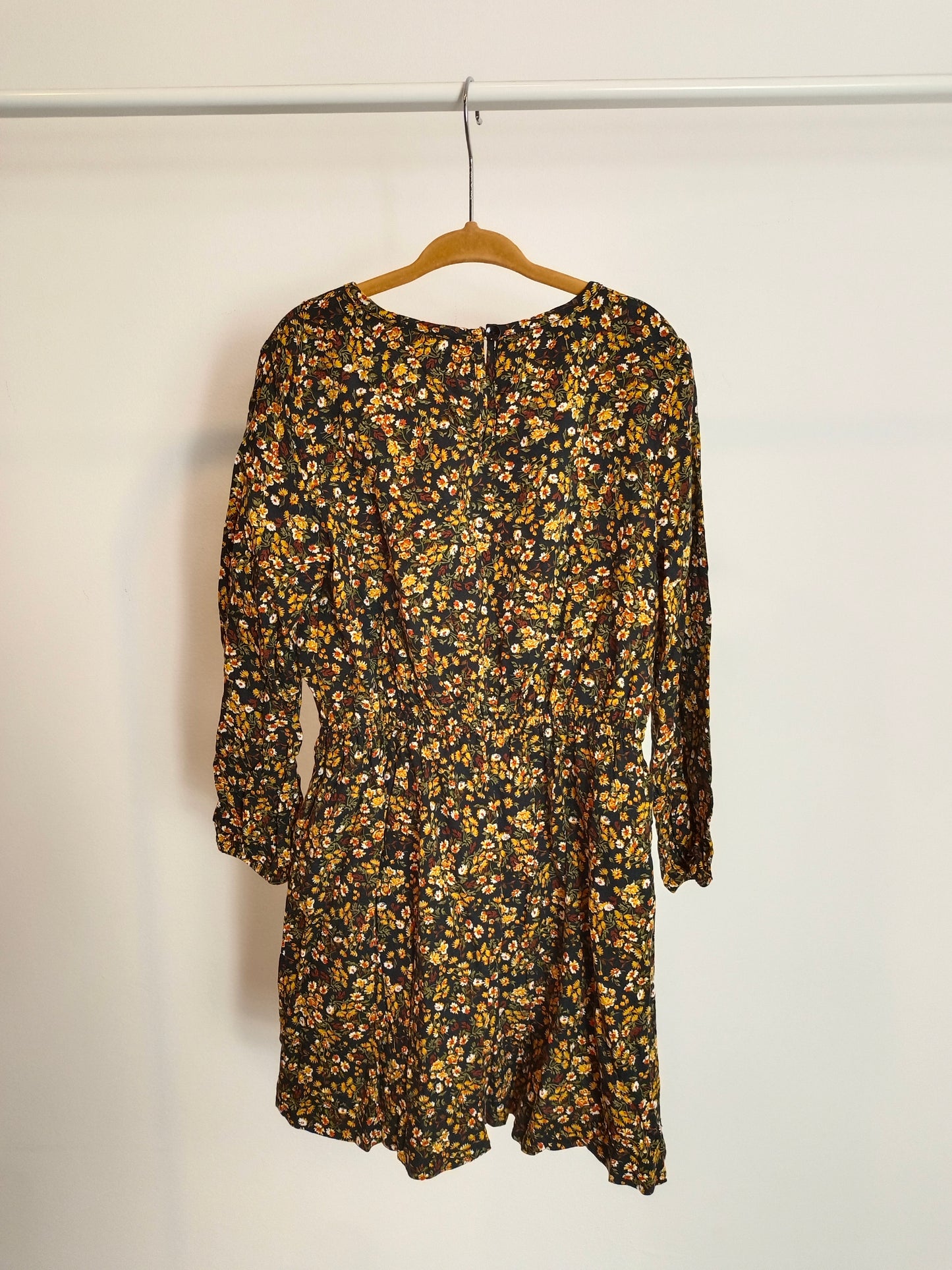 MANGO. Vestido negro florecitas T.6-7 años