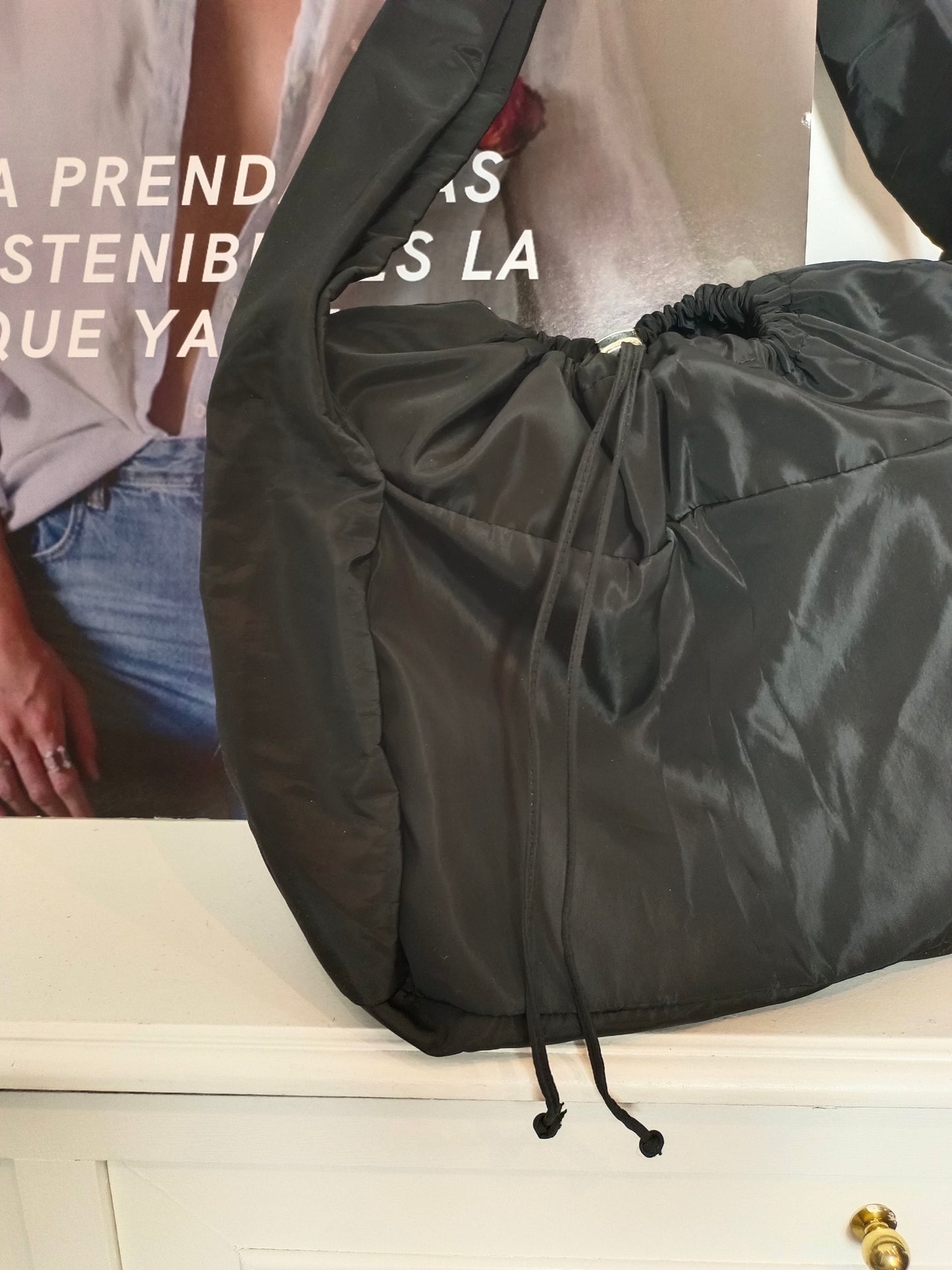 OTRAS. Bolso negro impermeable