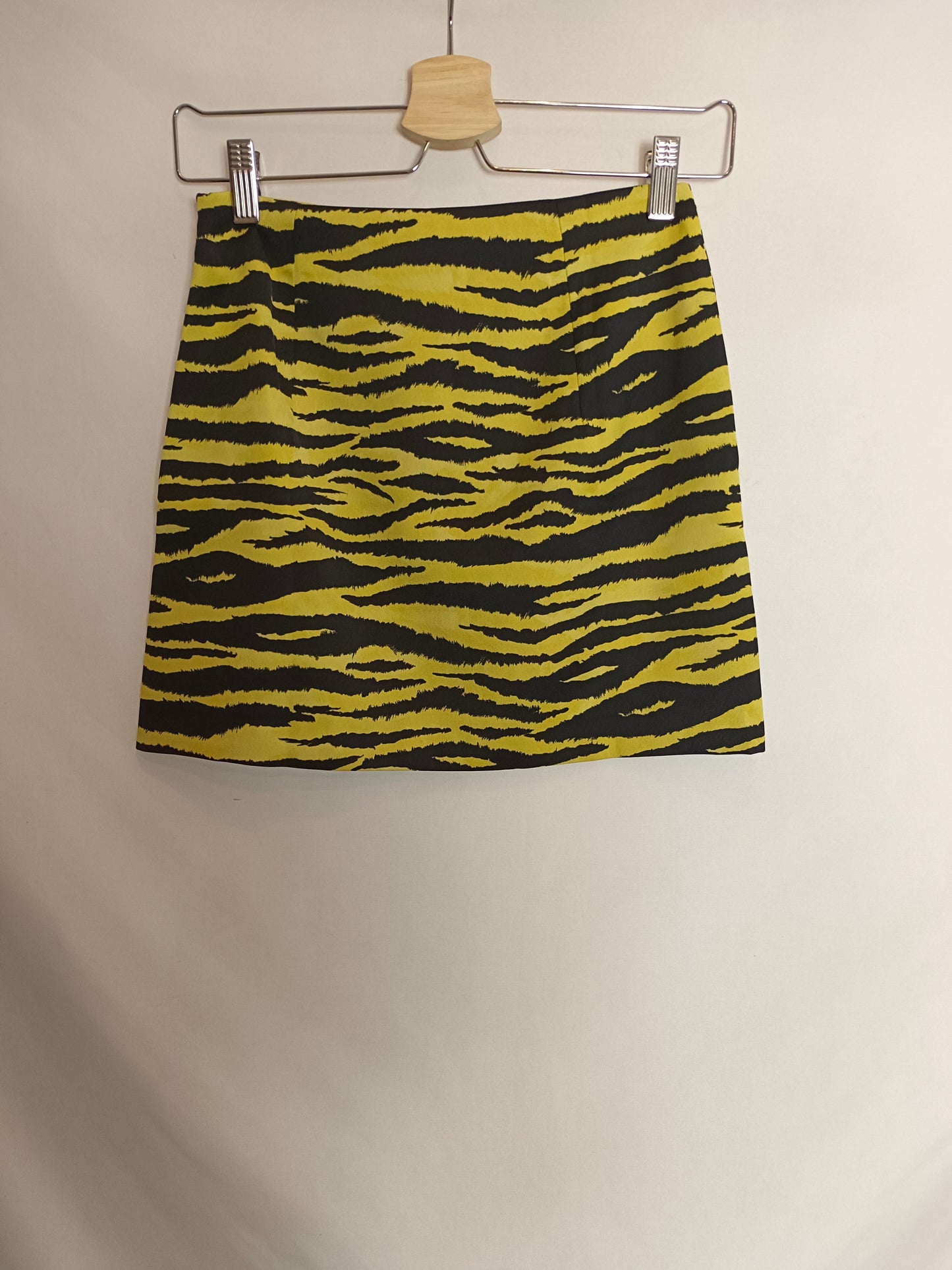 MANGO. Falda corta print T.xs