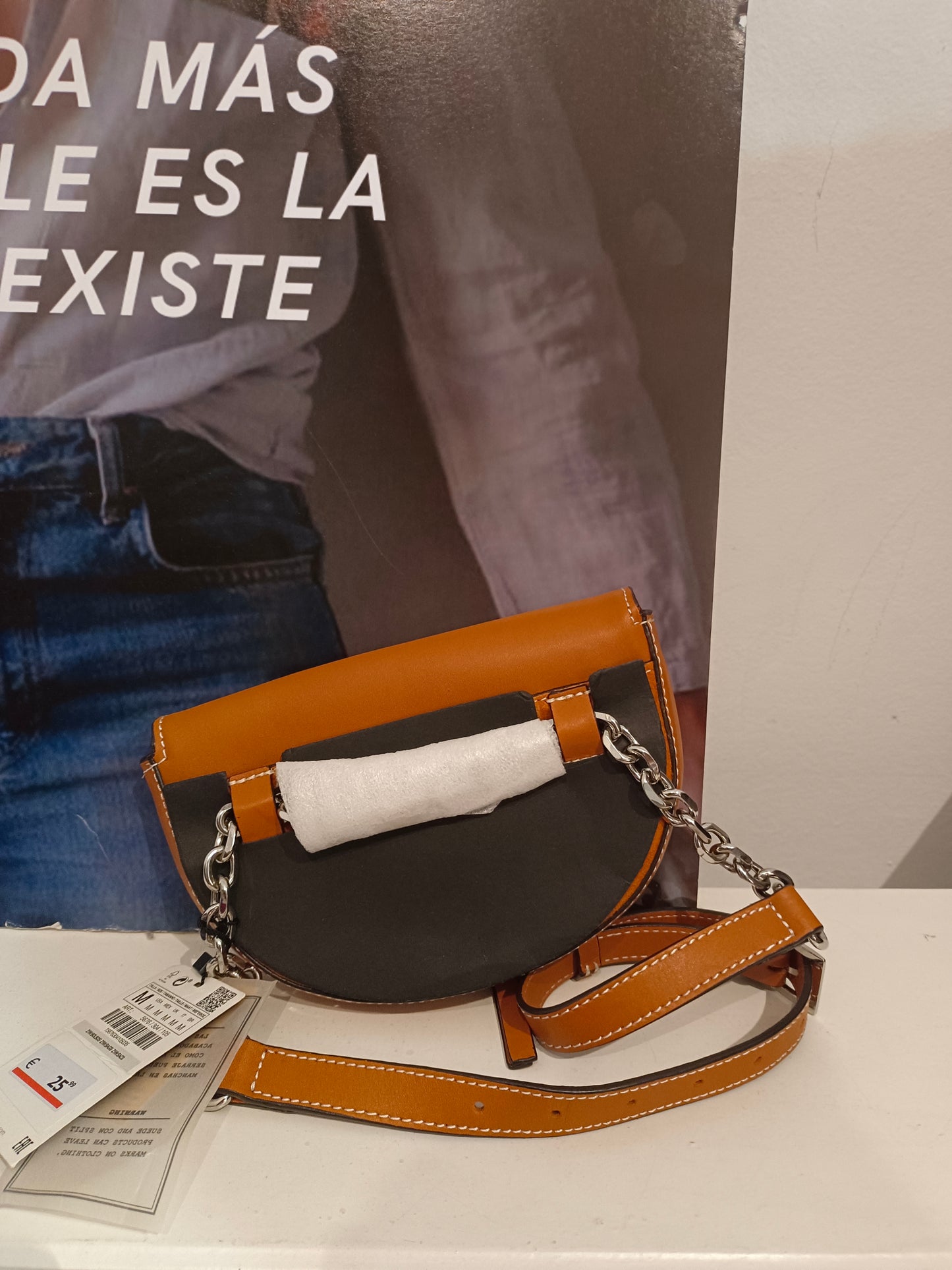 ZARA. Bolso/riñonera mini piel