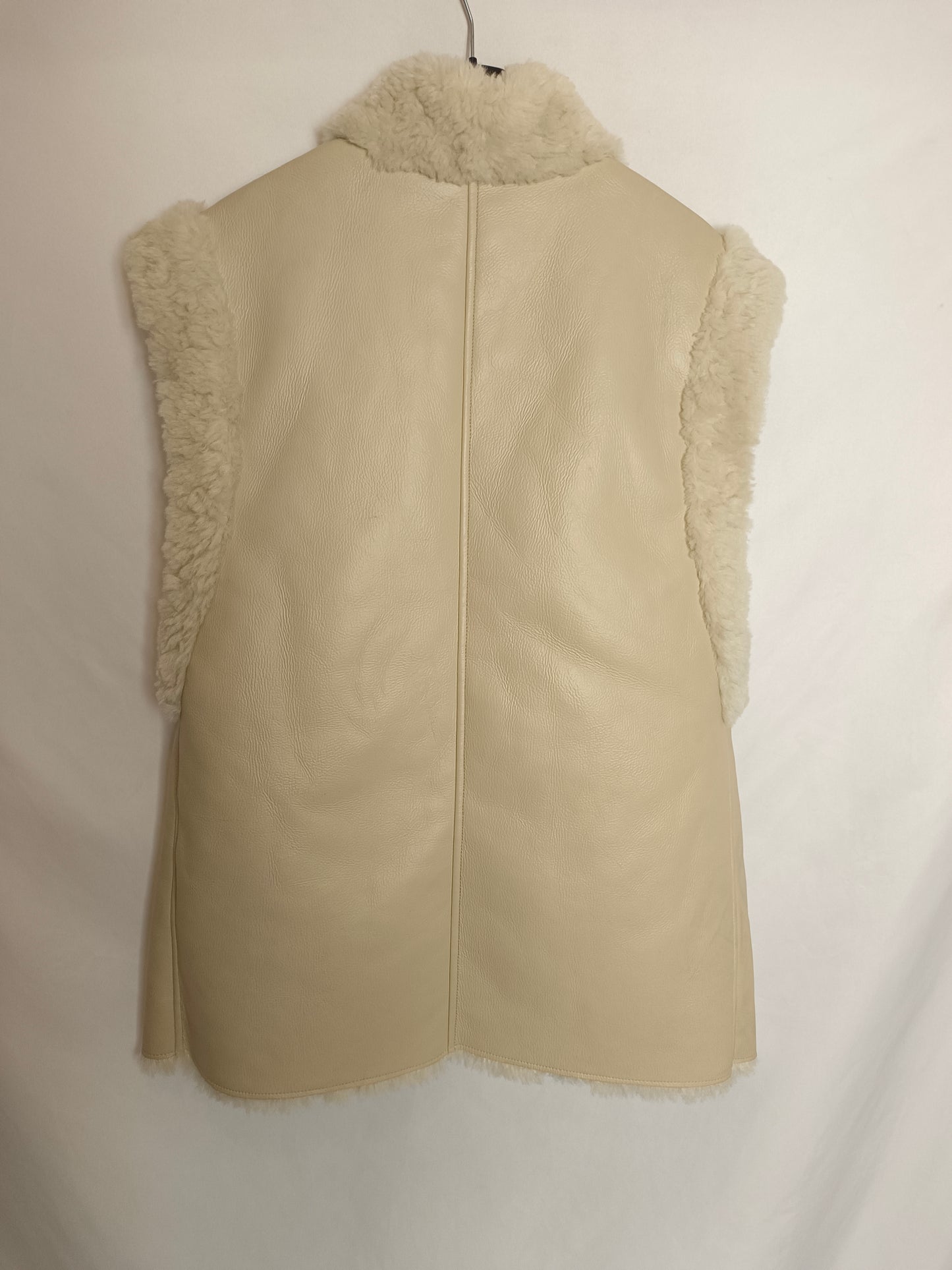 ADOLFO DOMINGUEZ. Chaleco beige borrego T.s