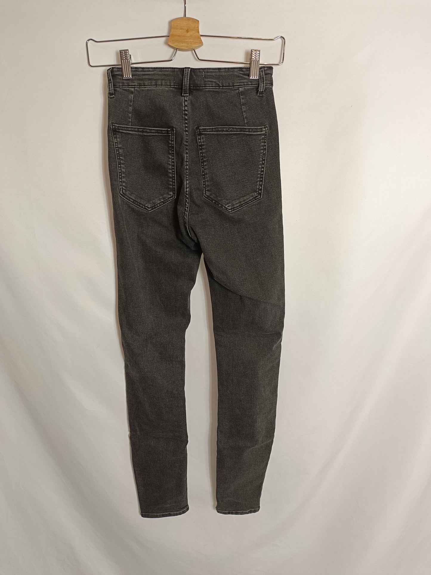 ZARA. Pantalón negro entallado T.36