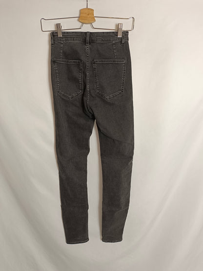 ZARA. Pantalón negro entallado T.36