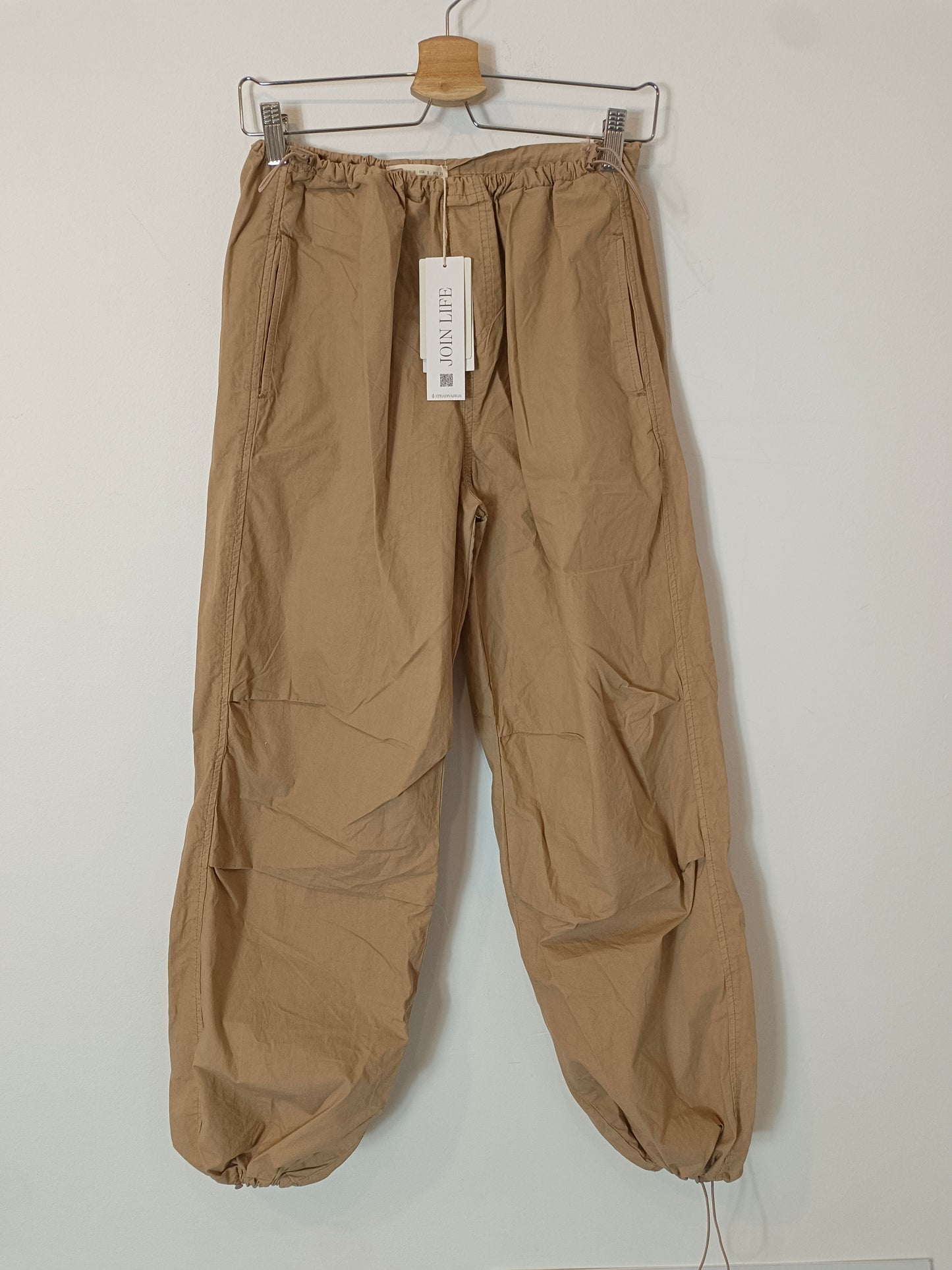 STRADAVARIUS. Camel baggy Ts trousers