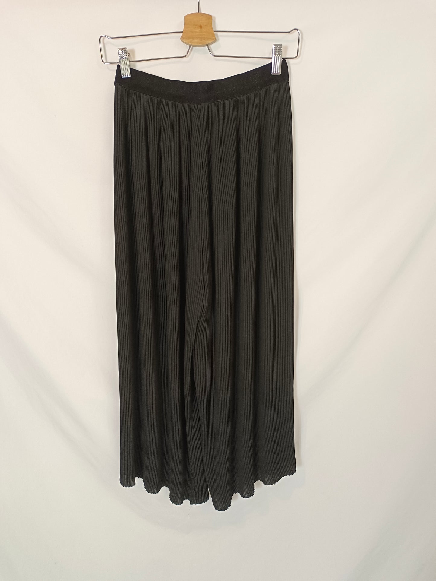 ZARA. Pantalón culotte negro plisado T.m