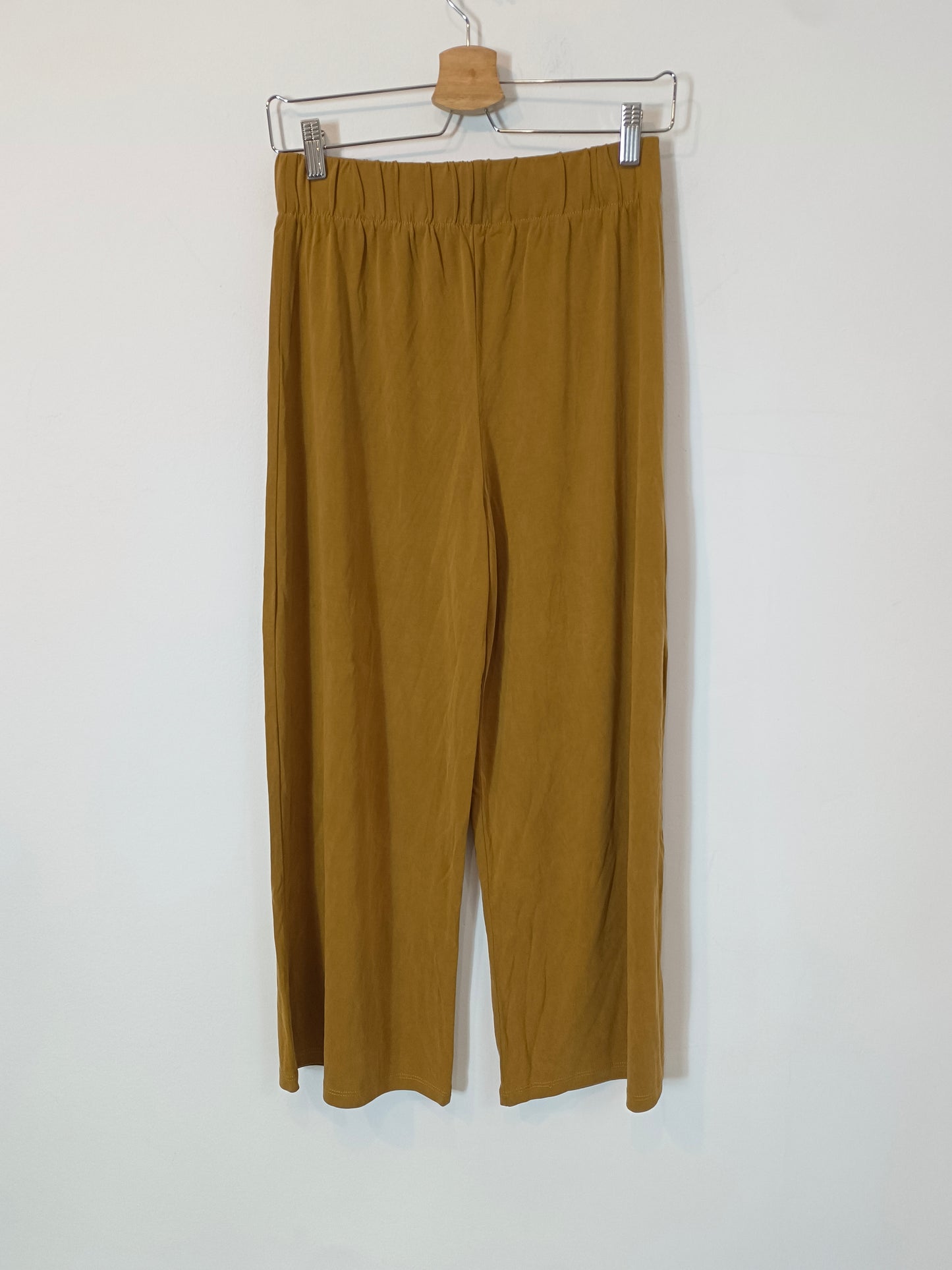 MANGO. Pantalón fluido mostaza T.s