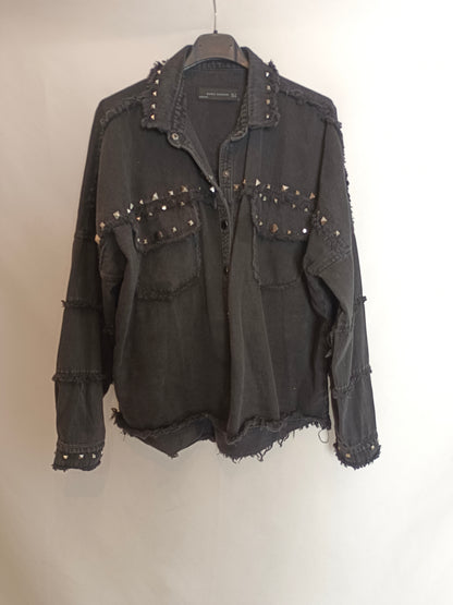 ZARA. Chaqueta negra tachuelas T.m