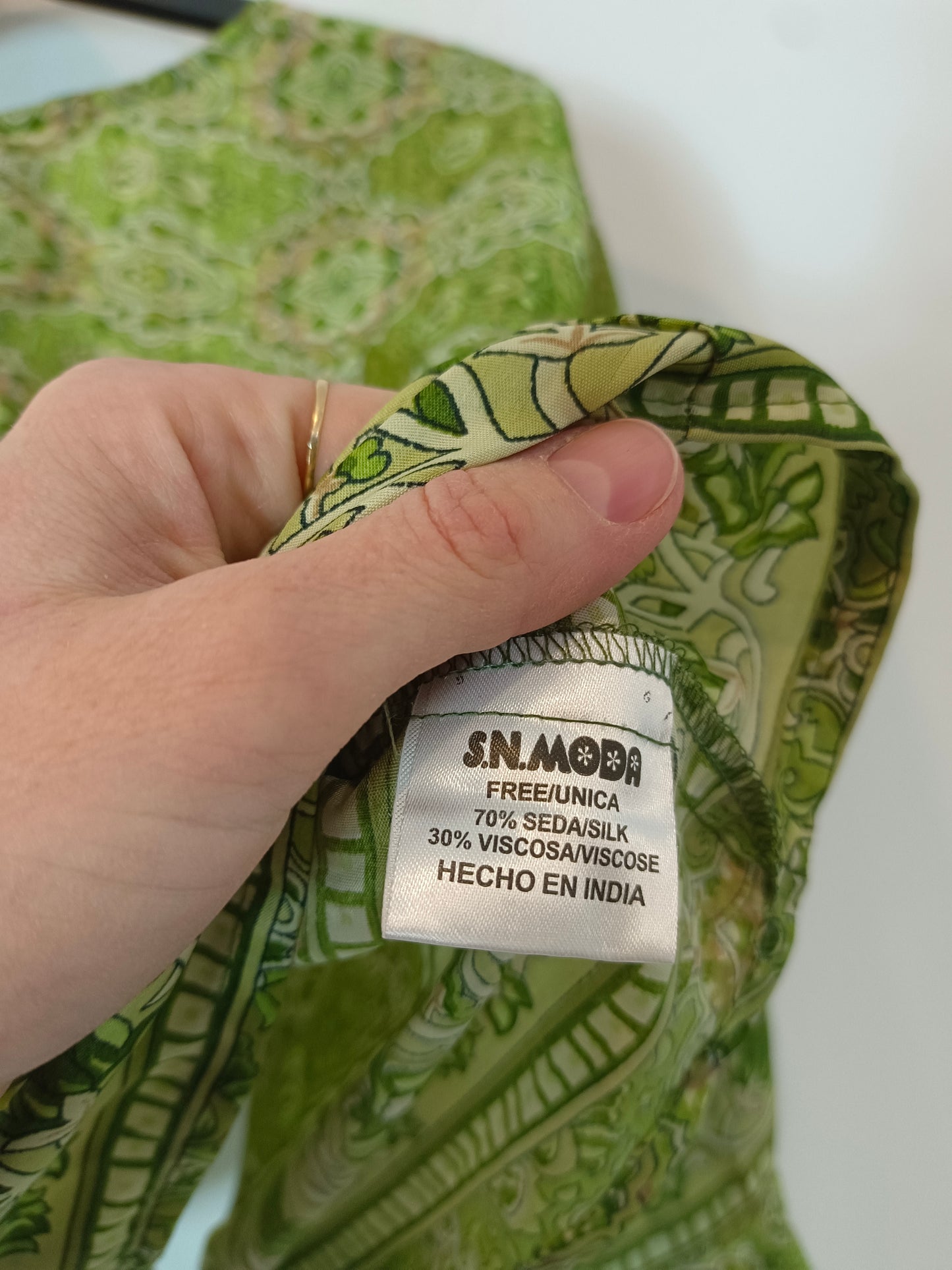 OTRAS. Top verde lazada con seda TU(S)