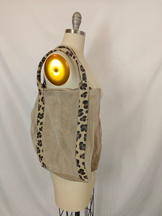 OTRAS. Bolso piel detalles animal print