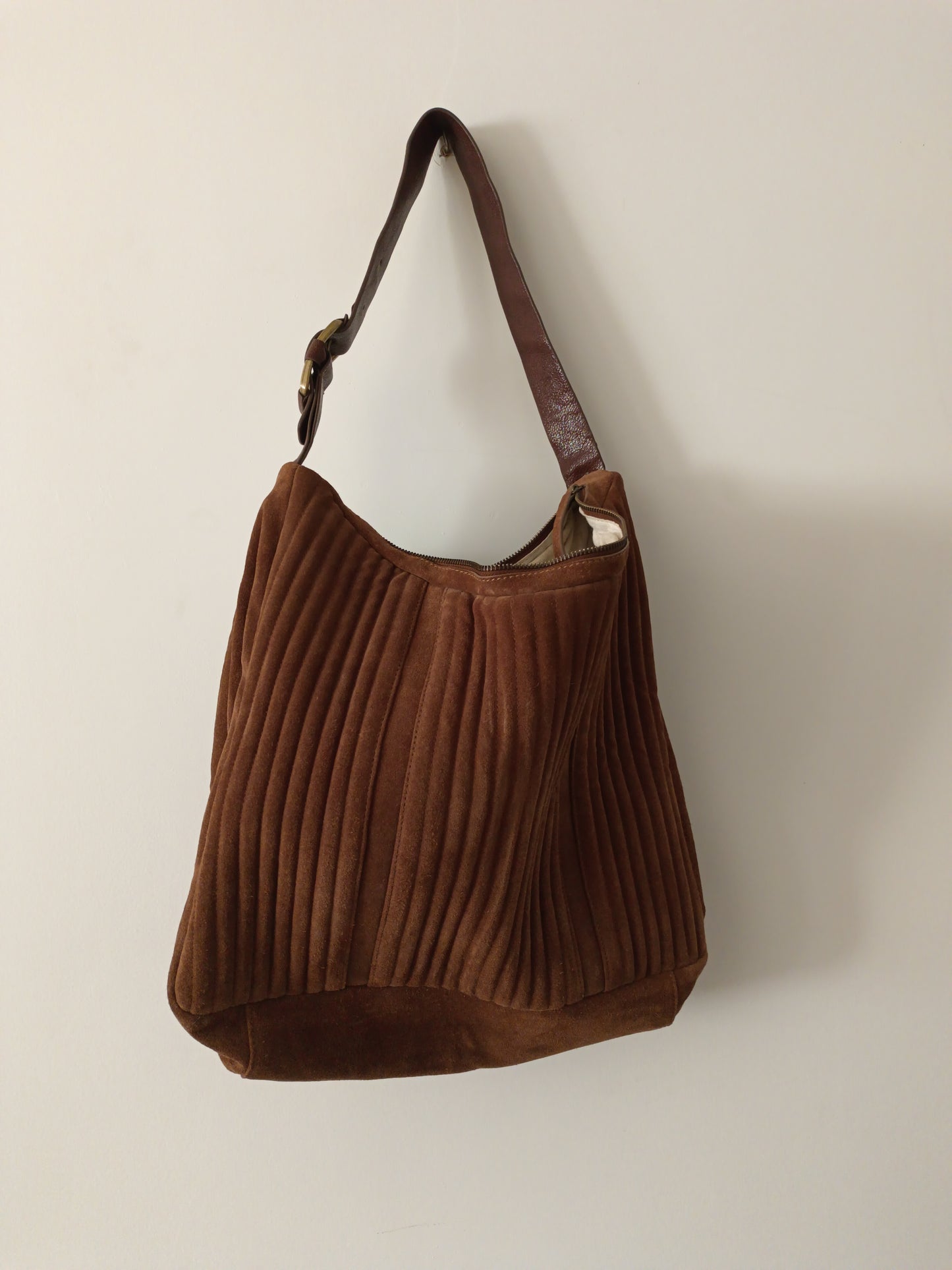 Bolso marrón acolchado