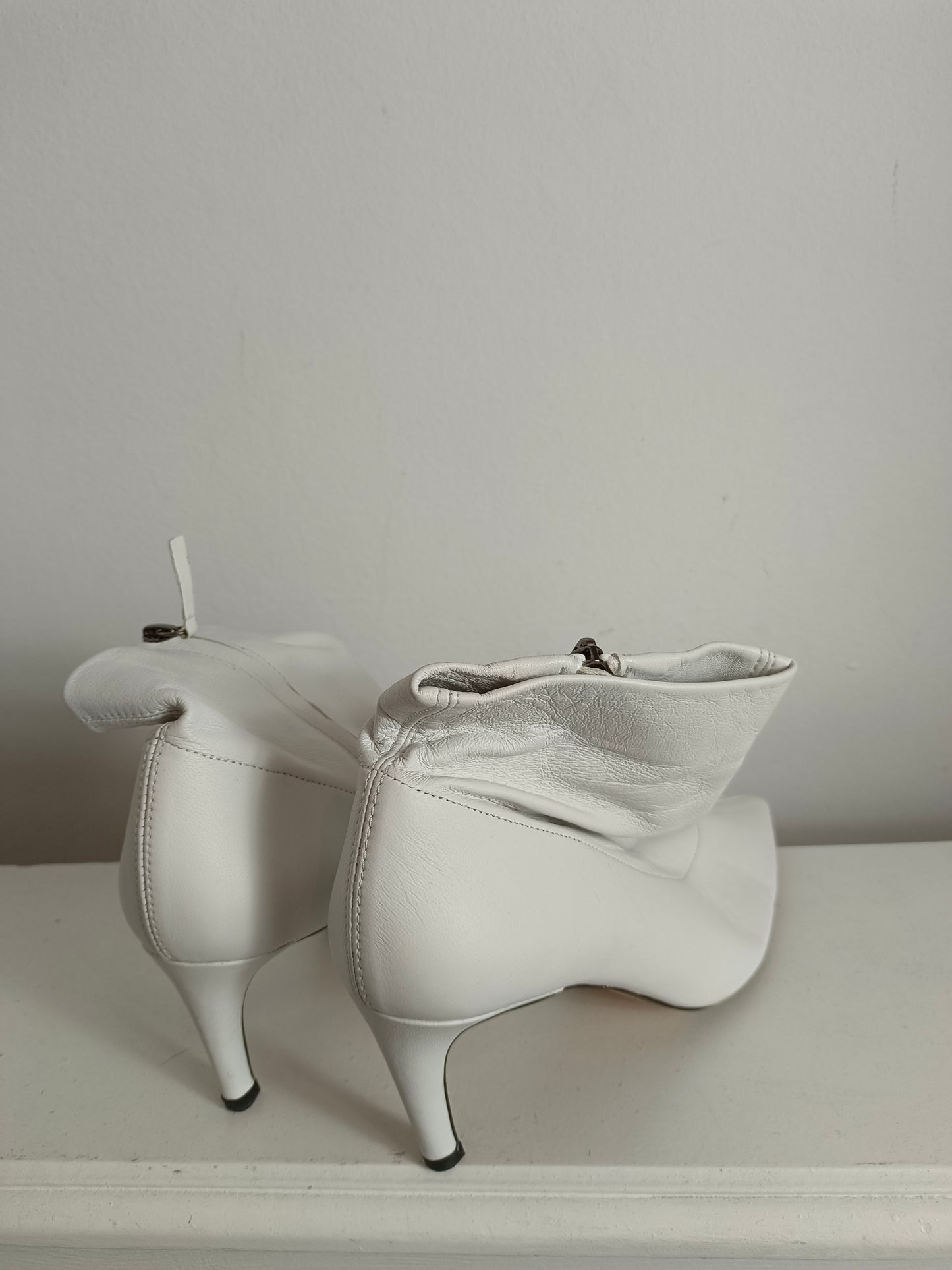 ZARA. Botines blancos tacón T.38