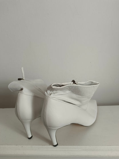 ZARA. Botines blancos tacón T.38