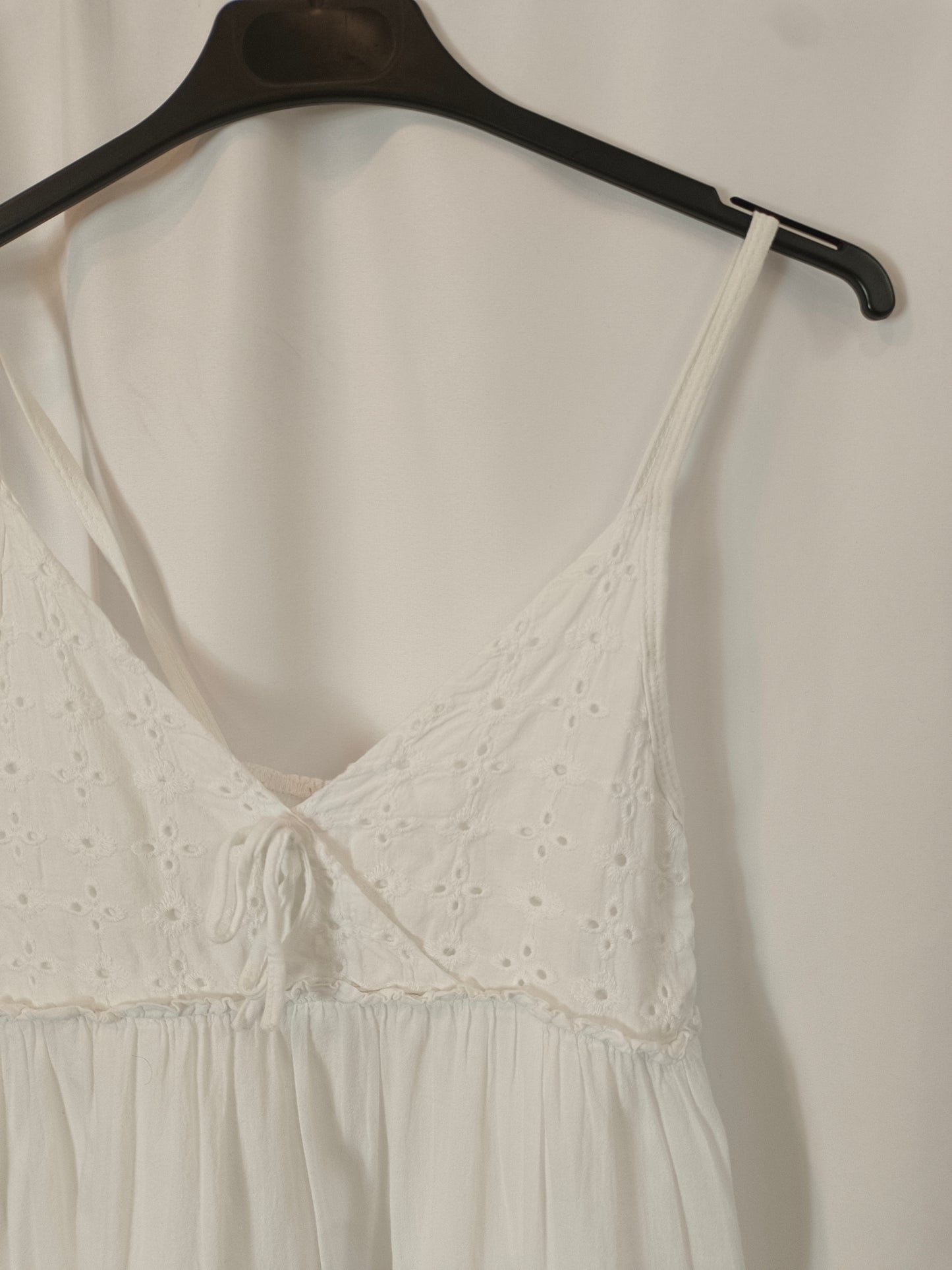 OTHERS. Die-cut white dress, 10 years old