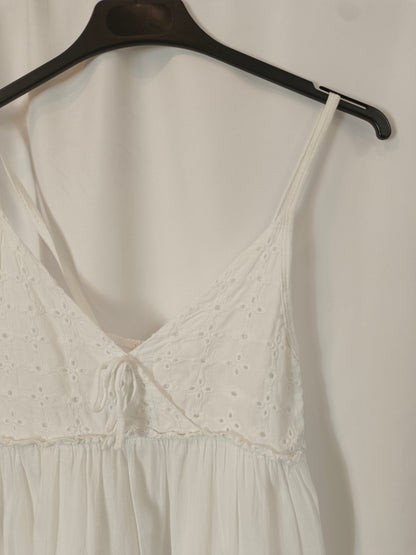 OTHERS. Die-cut white dress, 10 years old