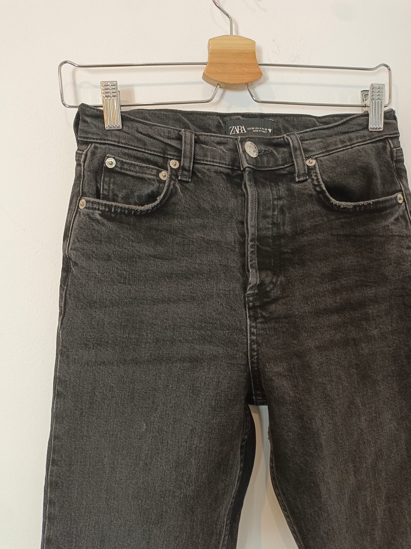 ZARA. Pantalón denim negro  T.36