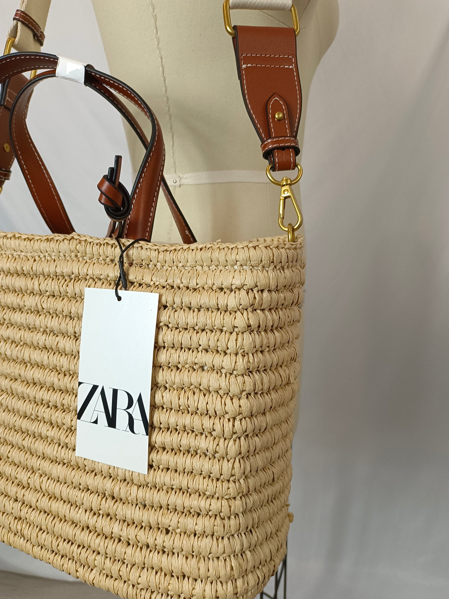 ZARA. Bolso rafia detalles cuero