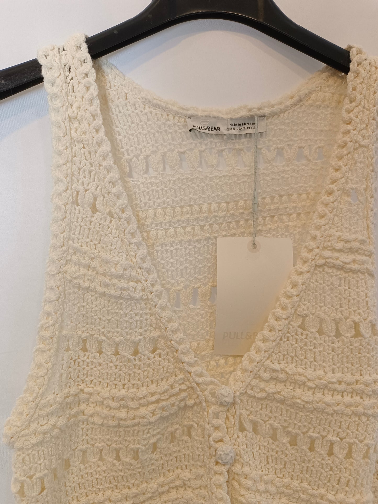 PULL&BEAR. Chaleco croché beige T.s