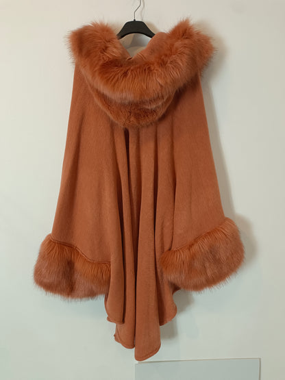 FLORENCIA. Capa con manga detalles puño y capucha. TU